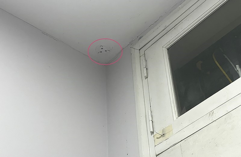 Dù đã phi tang camera (vòng tròn đỏ) nhằm che giấu hành vi nhưng đối tượng vẫn sa lưới nhờ dữ liệu lư trên “Cloud Camera“. Nguồn ảnh: Viettel