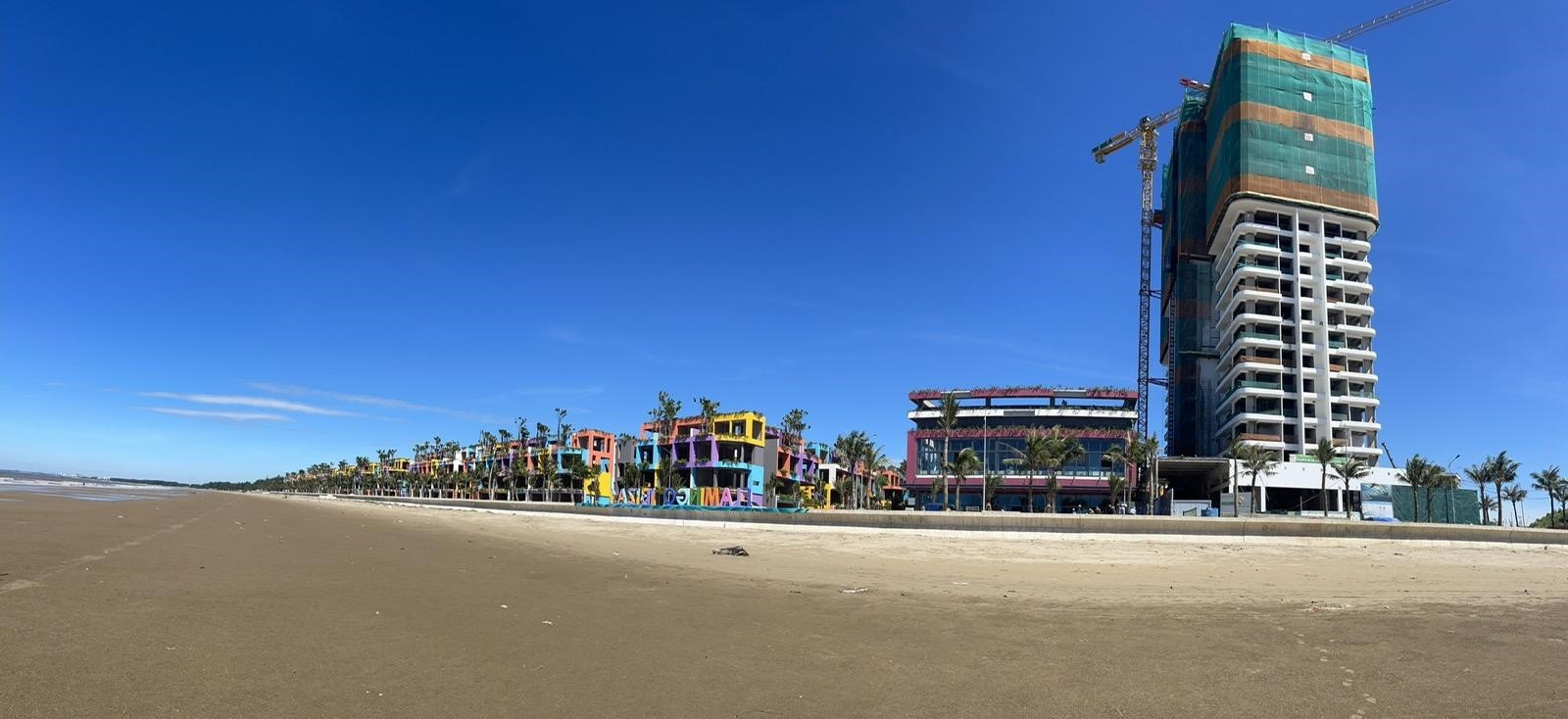 Toà Ibiza Party Resort và Trung tâm nghỉ dưỡng Bốn Mùa (ngoài cùng bên phải) đã hoàn thành những hạng mục quan trọng nhất, sẵn sàng đi vào hoạt động trong thời gian sắp tới
