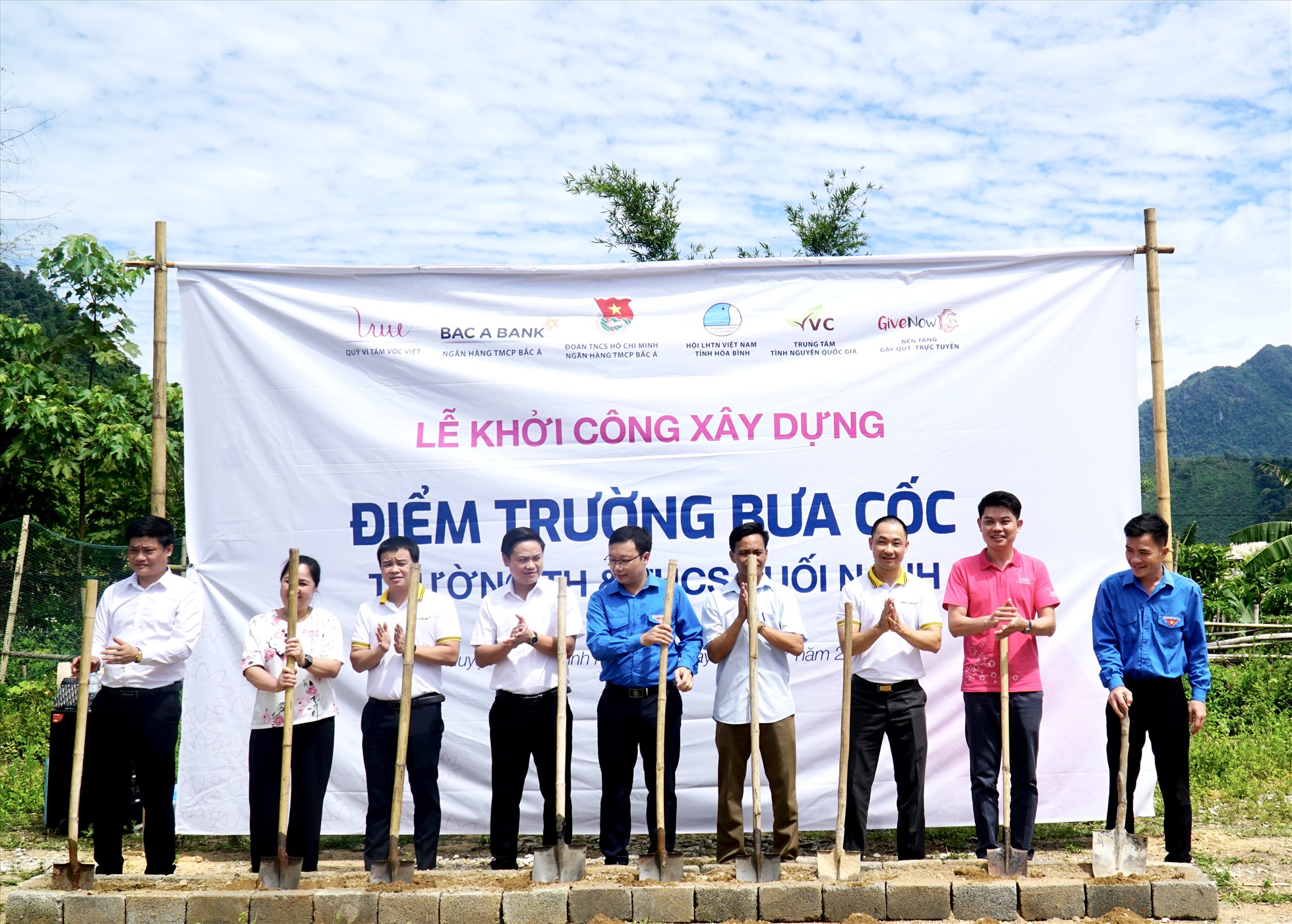 Quỹ Vì Tầm Vóc Việt VSF, Bac A Bank và đối tác địa phương thực hiện nghi lễ khởi công điểm trường Bưa Cốc. Ảnh: Bac A  Bank