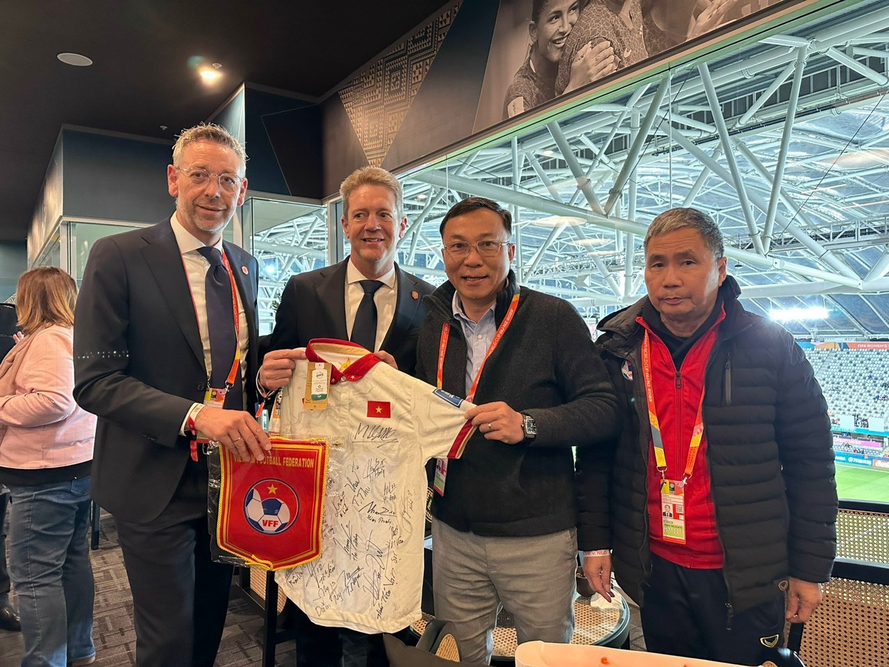 Ông Trần Quốc Tuấn tặng chiếc áo có chữ ký của các thành viên đội tuyển bóng đá nữ Việt Nam cho ông Just Spee. Ảnh: VFF