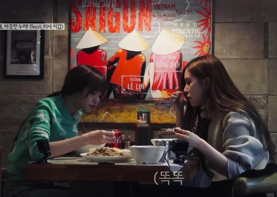 Lisa và Rosé (phải) ăn phở và các món Việt tại Hàn Quốc. Ảnh: BLACKPINK HOUSE