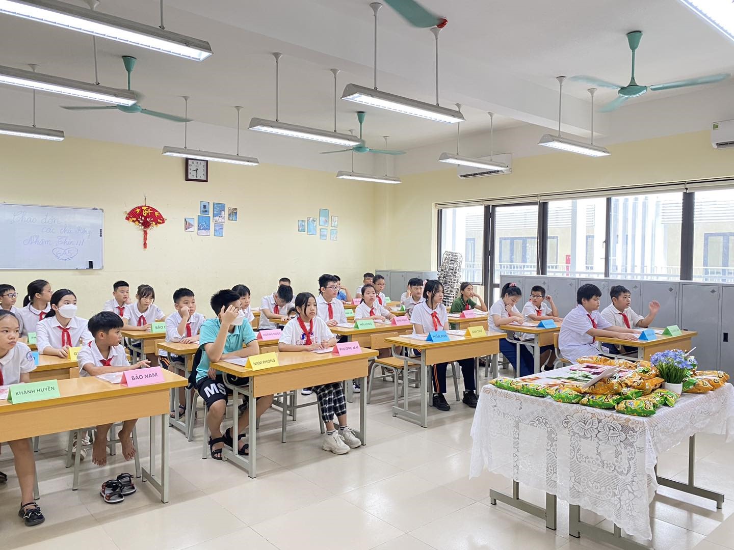 Cô trò Trường THCS Lê Quý Đôn (Long Biên, Hà Nội) trong này tựu trường 1.8. Ảnh: Nhà trường cung cấp
