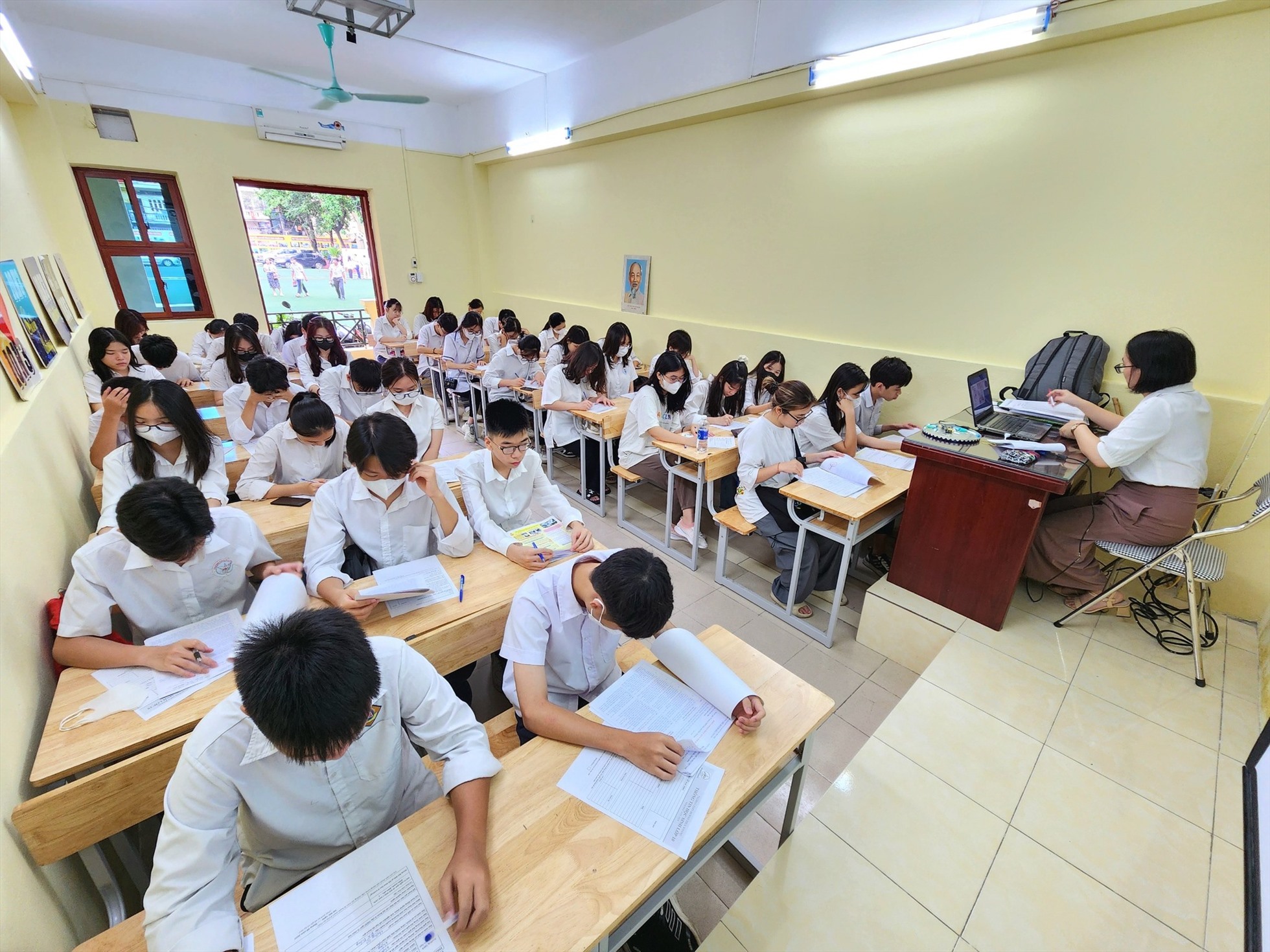 Học sinh khối lớp 10 Trường THPT Huỳnh Thúc Kháng (Thanh Xuân, Hà Nội) trong ngày tựu trường. Ảnh: Nhà trường cung cấp