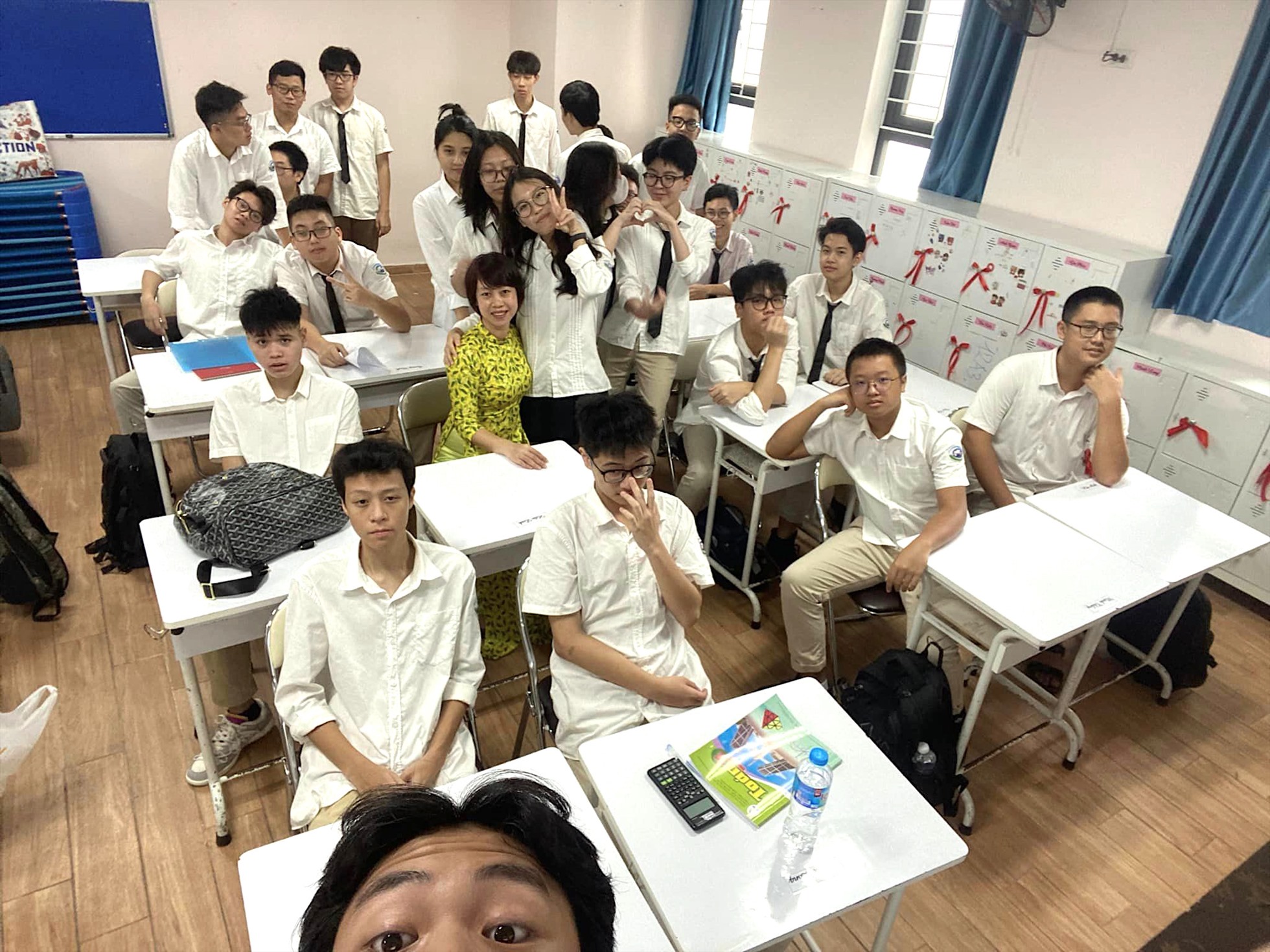 Cô Quý Hoa chụp ảnh cùng học trò trong ngày tựu trường 1.8. Ảnh: Nhân vật cung cấp