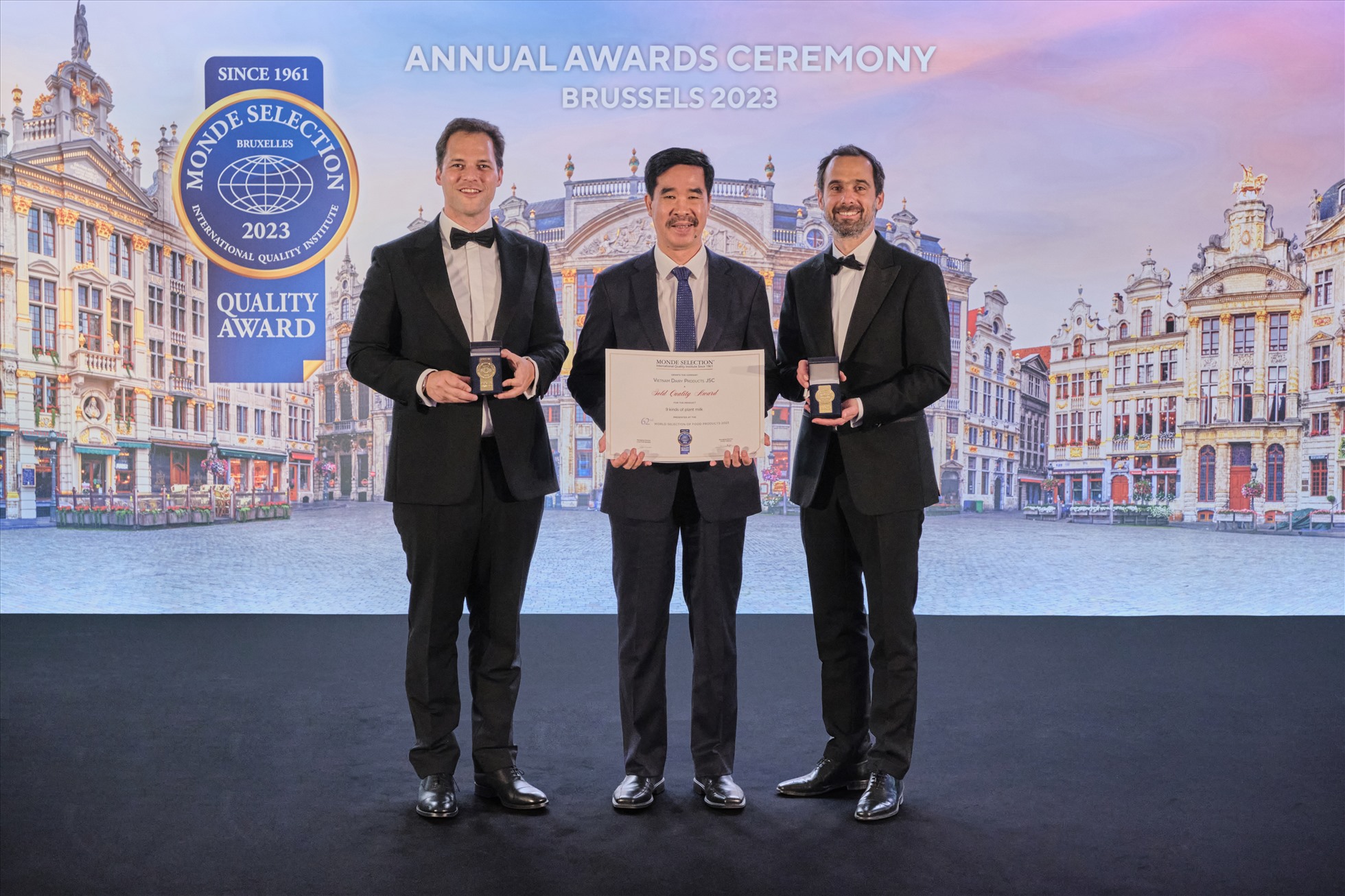 Ông Nguyễn Quốc Khánh, Giám đốc điều hành Nghiên cứu & Phát triển đại diện Vinamilk, nhận 2 giải Vàng về Chất lượng từ tổ chức Monde Selection. Ảnh: Vinamilk
