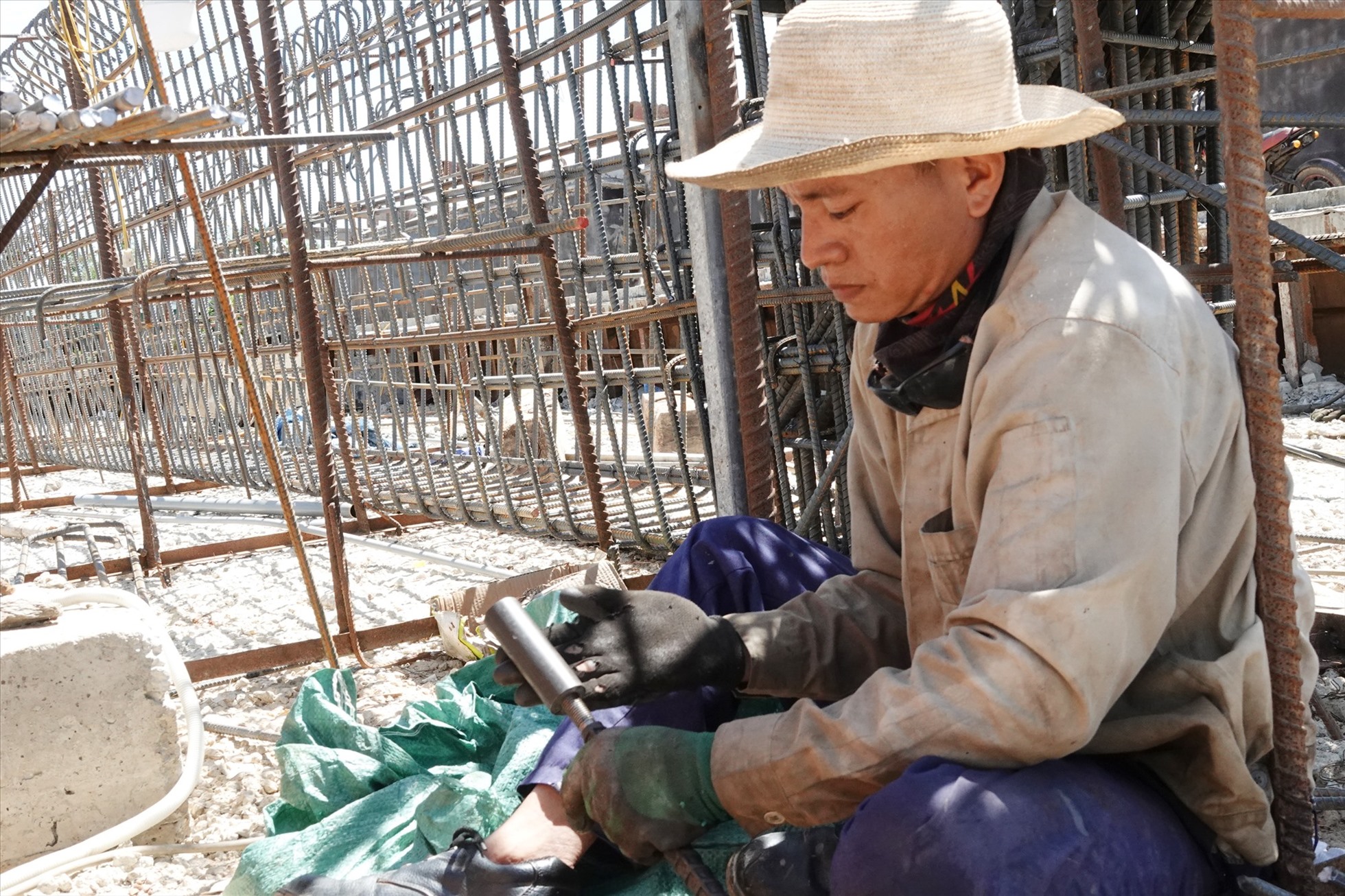 Công nhân đang thi công phần khung sắt dầm cầu vượt cao tốc Bắc - Nam trên tuyến Tỉnh lộ 17 qua xã Tân Lâm Hương, huyện Thạch Hà. Ảnh: Trần Tuấn