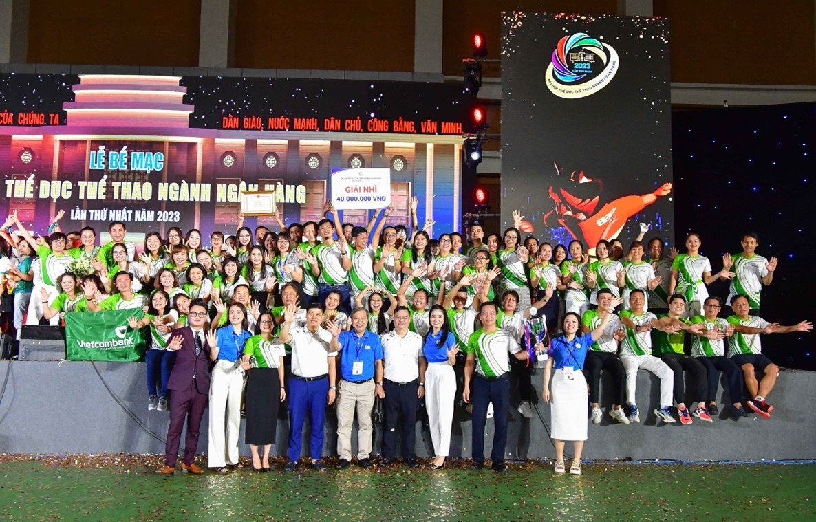 Lãnh đạo NHNN và Công đoàn ngành Ngân hàng chụp ảnh lưu niệm với đại diện Ban lãnh đạo Vietcombank và Đoàn thể thao Vietcombank tại Lễ bế mạc. Ảnh: VCB