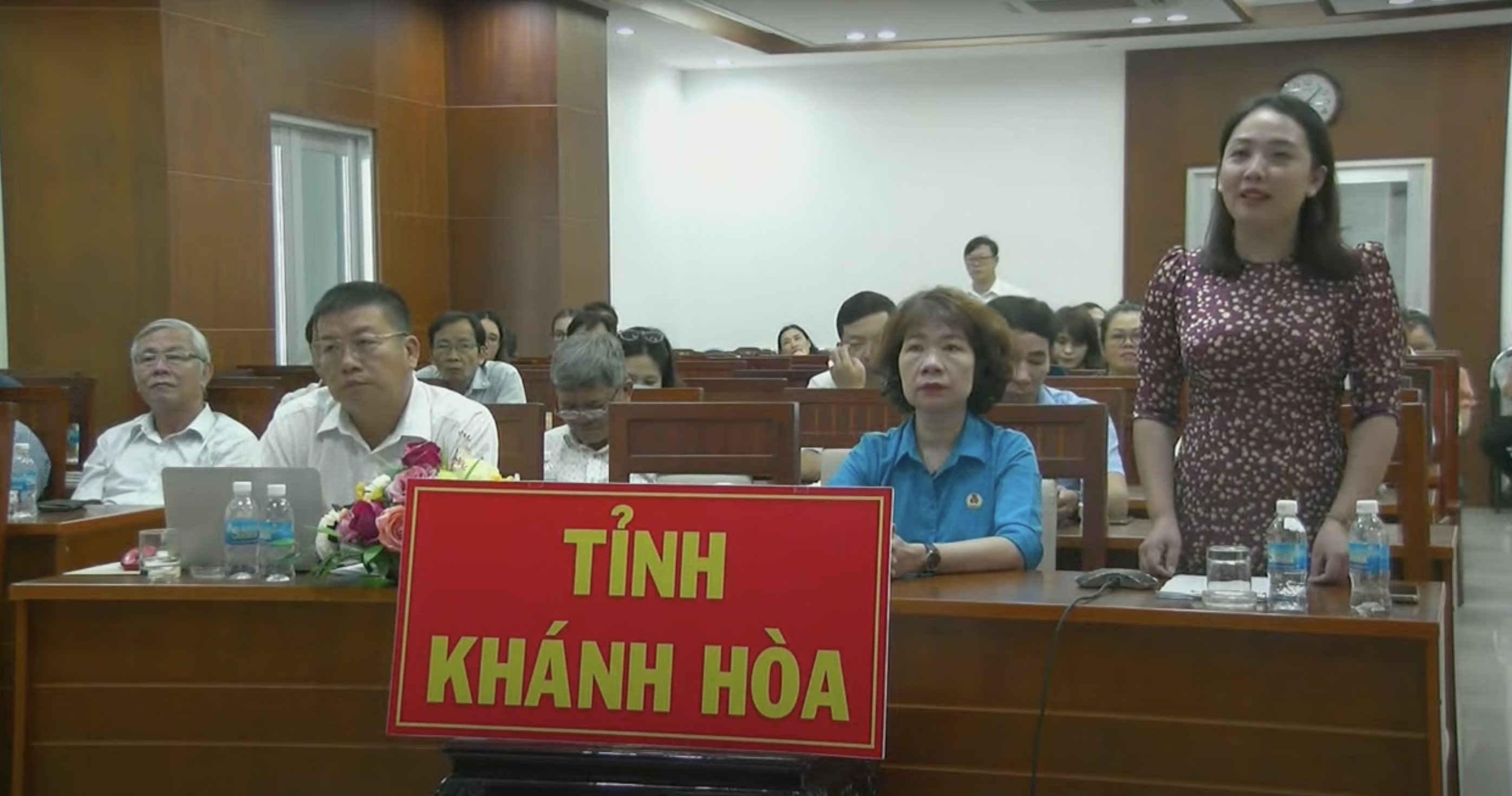 Cô Hoàng Hải Vân, Giáo viên Trường THCS Võ Thị Sáu, thành phố Nha Trang chia sẻ tại buổi gặp gỡ.