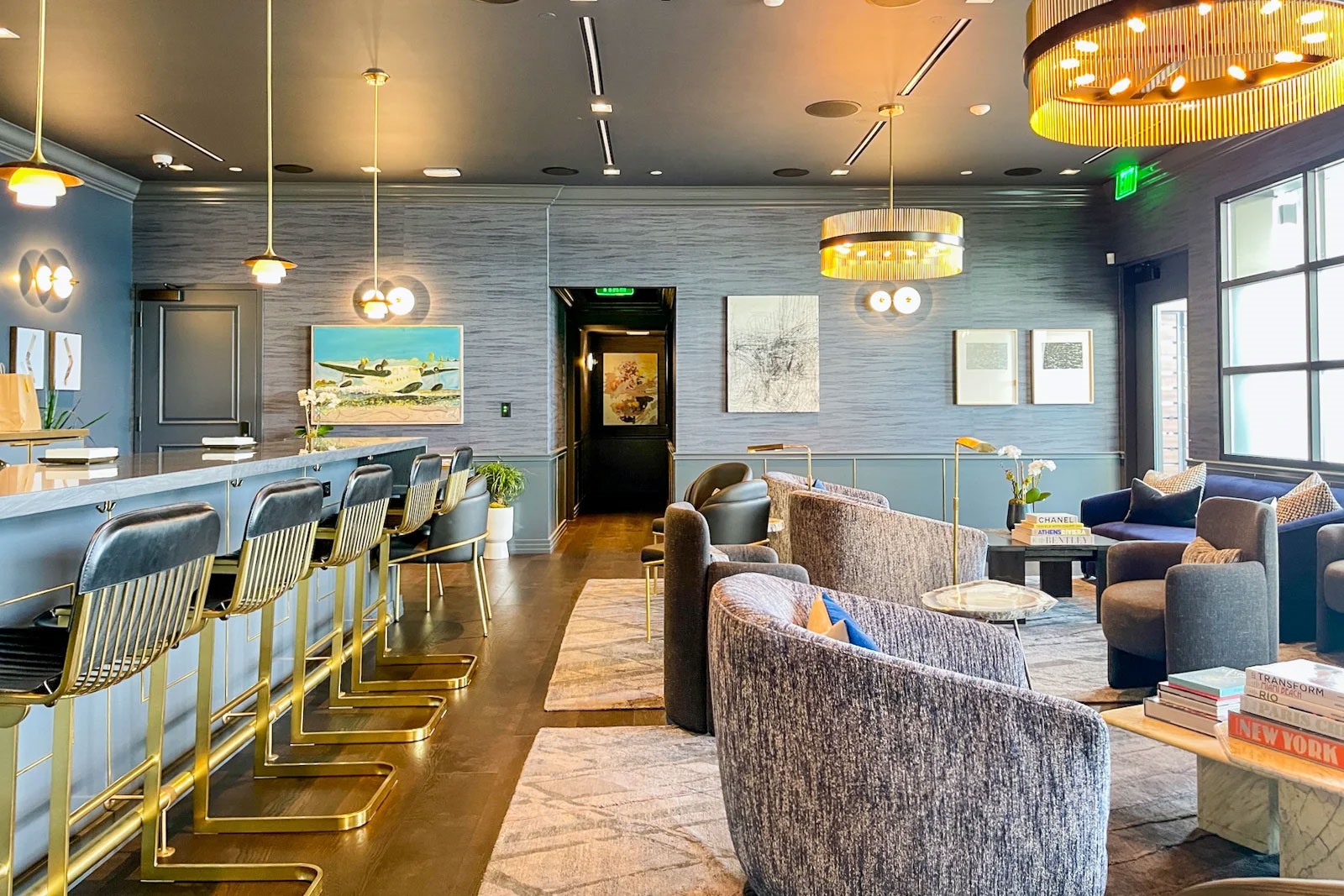 The Salon là không gian lounge dành cho khách lẻ hoặc khách đi theo nhóm nghỉ ngơi. Chiếc ghế Lisa và bạn trai tin đồn Frederic Arnault ngồi ở bên phải. Ảnh: The Points Guy