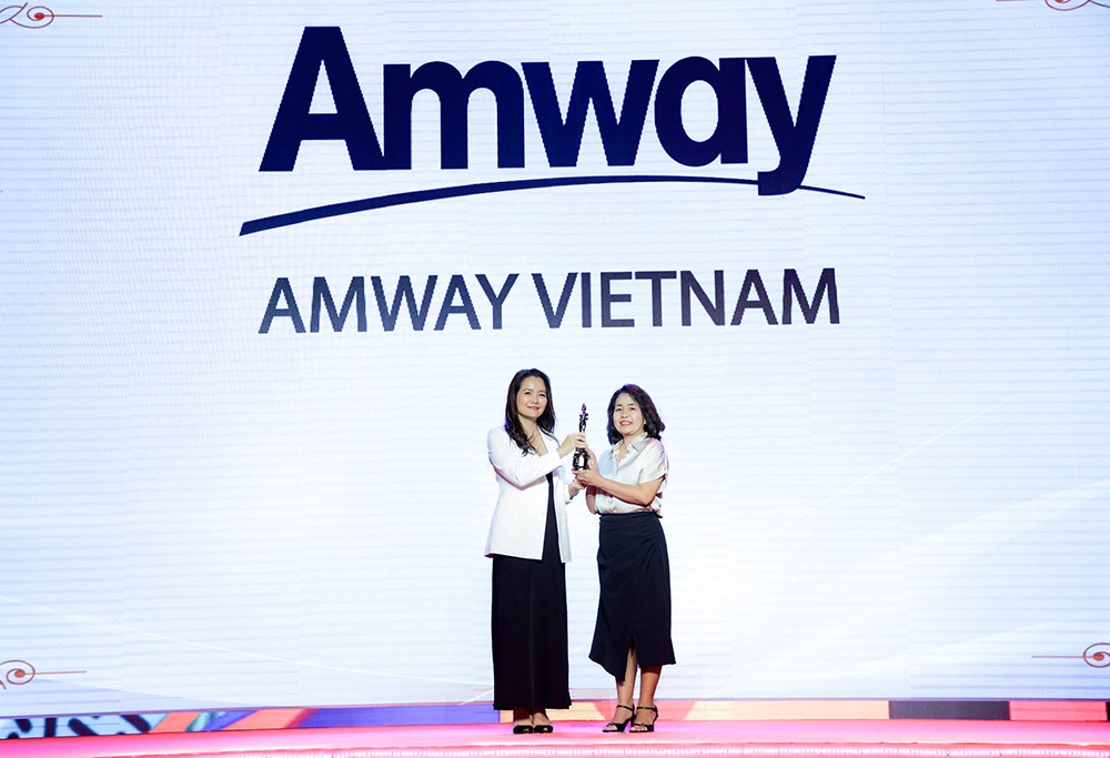 Bà Phan Nguyên Nhật Thảo - Giám đốc Nhân sự Amway tiểu vùng Việt Nam - Indonesia – Philippines tại lễ trao giải.