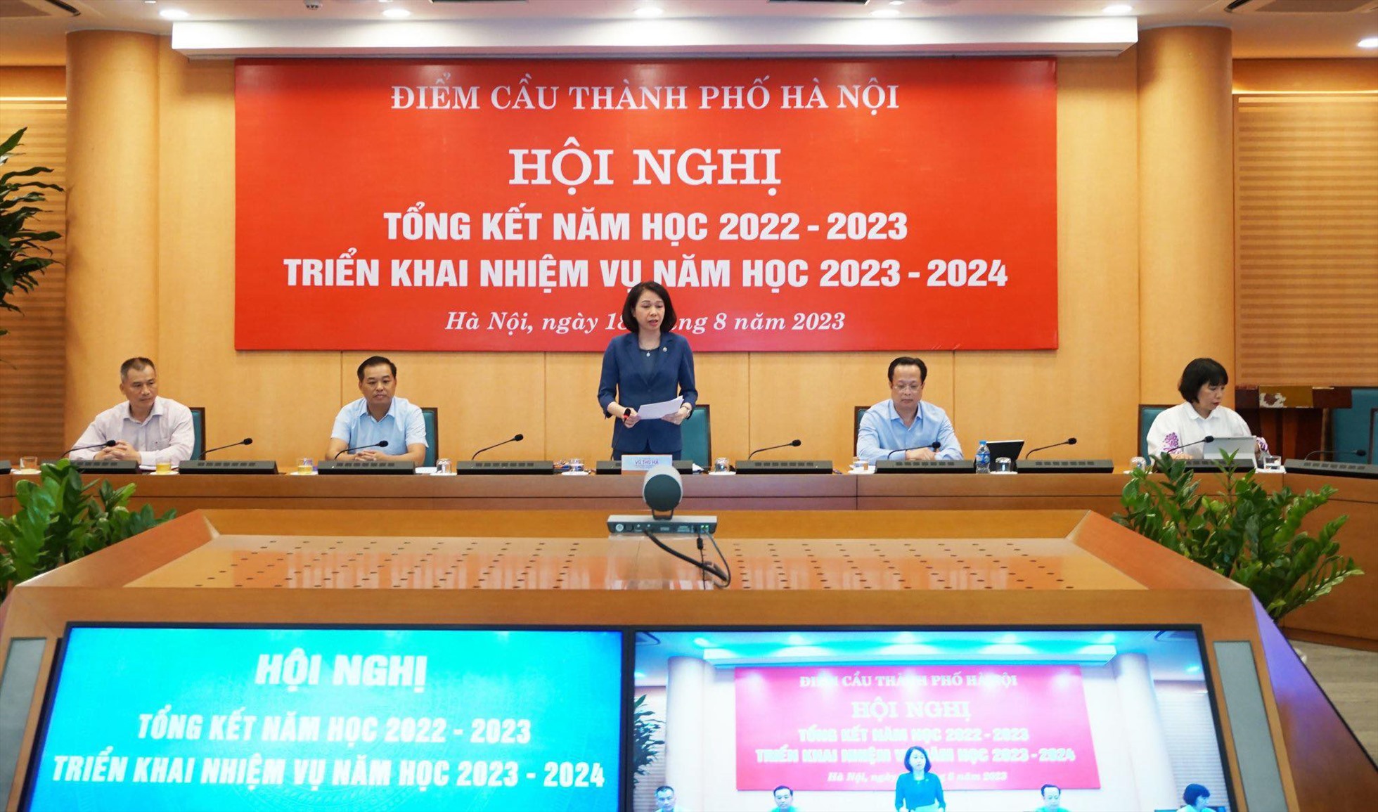 Bà Vũ Thu Hà - Phó Chủ tịch UBND TP Hà Nội phát biểu tại điểm cầu Hà Nội.