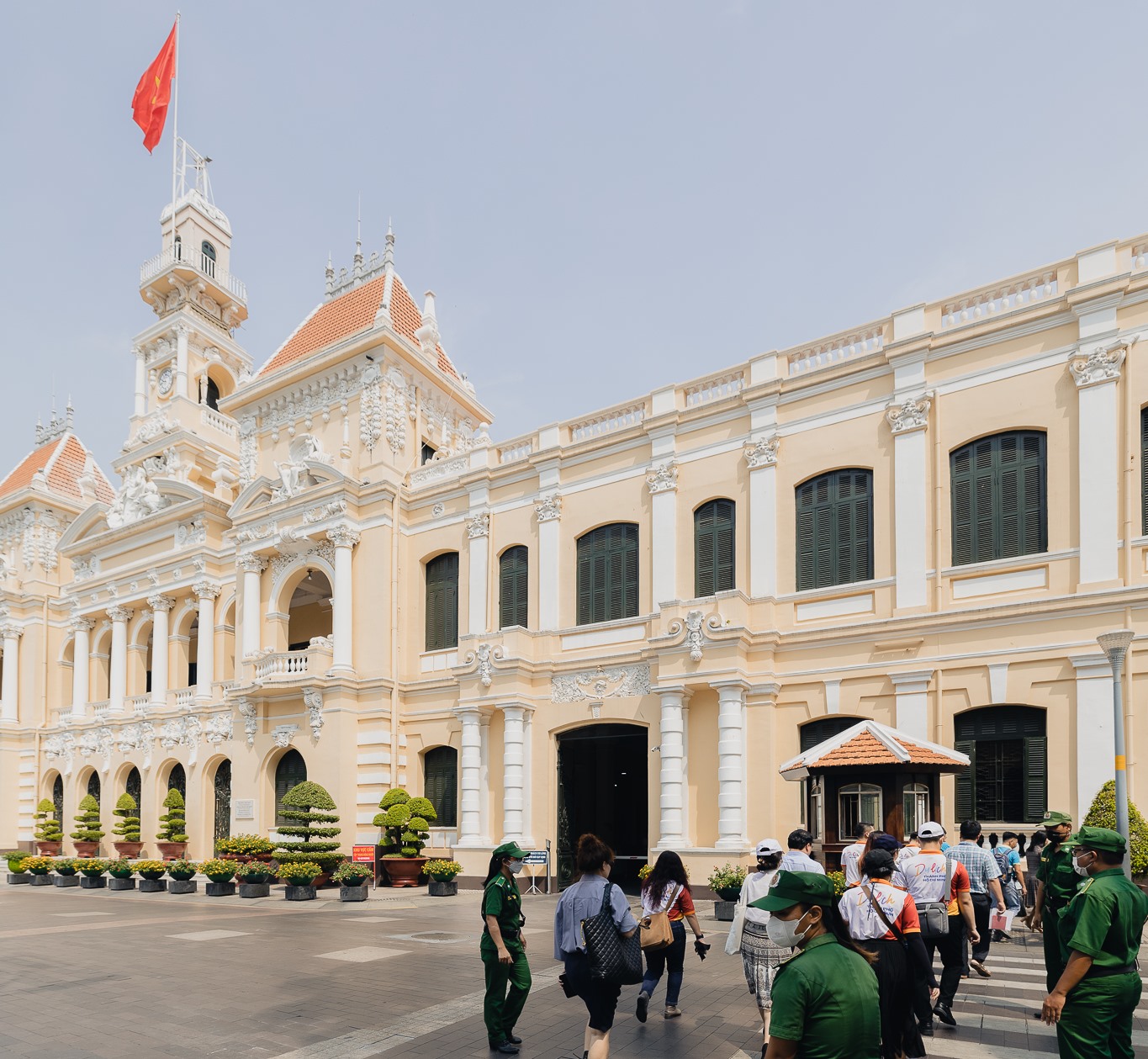 Du khách chiêm ngưỡng kiến trúc và lắng nghe câu chuyện về văn hóa - lịch sử trong quá trình tham quan trụ sở UBND TPHCM. Ảnh: Paul Phạm