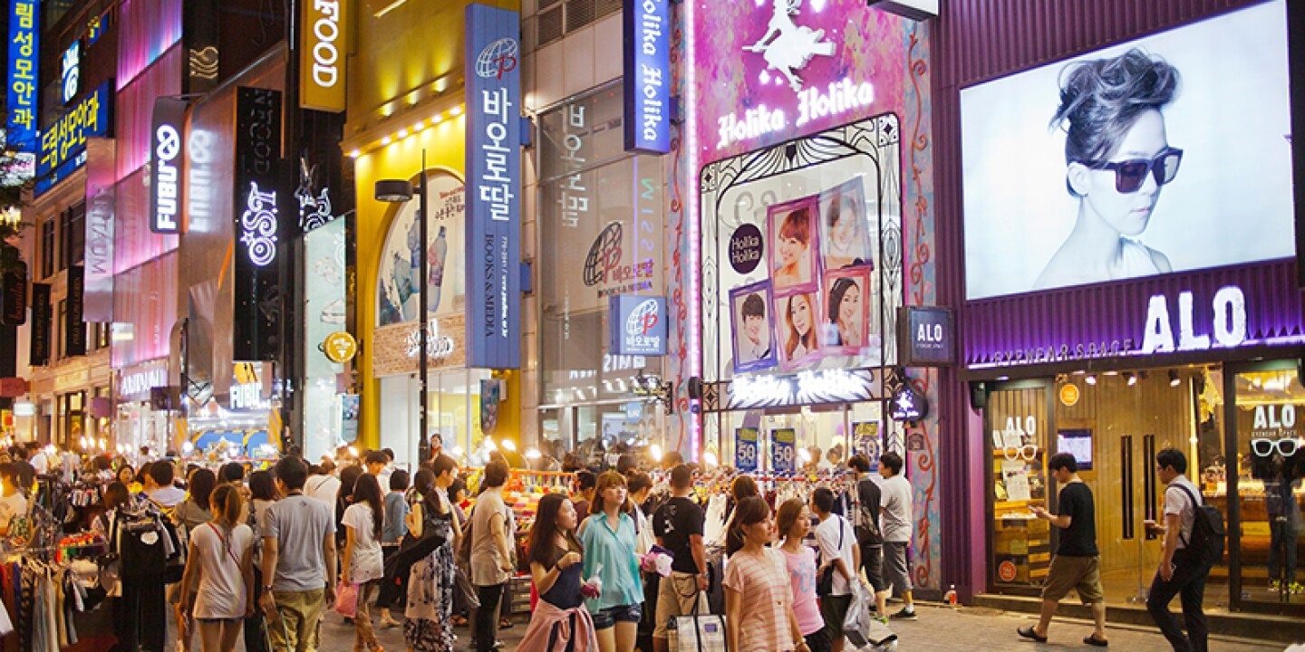 Buổi tối nhộn nhịp ở khu phố mua sắm Myeongdong nổi tiếng ở Seoul, Hàn Quốc. Ảnh: AFAR