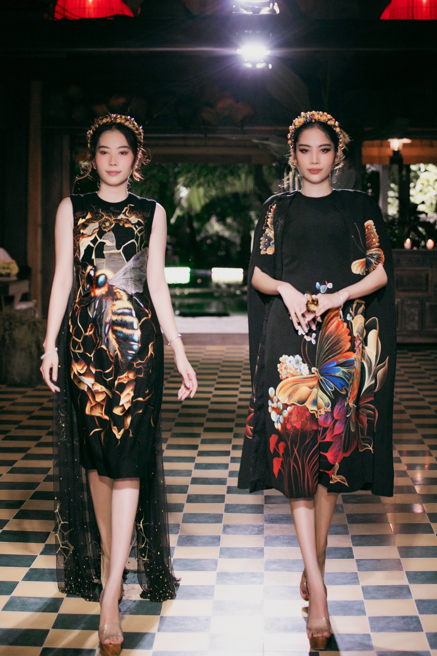 Mở màn phần 2 là cặp chị em Nam Em - Lệ Nam với màu sắc đen huyền lóng lánh những họa tiết như từng ánh trăng rơi rũ trên mái tóc óng của người con gái Việt Nam.
