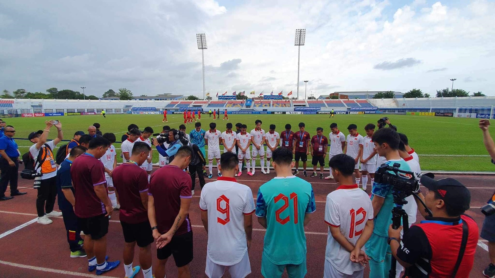 Đội tuyển U23 Việt Nam dành 1 phút mặc niệm các thành viên xấu số đội Hoàng Anh Gia Lai. Ảnh: VFF