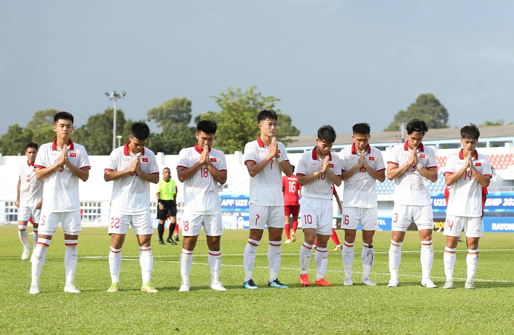 U23 Việt Nam chắp tay cầu nguyện khi ghi bàn mở tỉ số, tưởng nhớ đến 3 thành viên của câu lạc bộ Hoàng Anh Gia Lai bị tai nạn giao thông qua đời. Ảnh: Lâm Thỏa