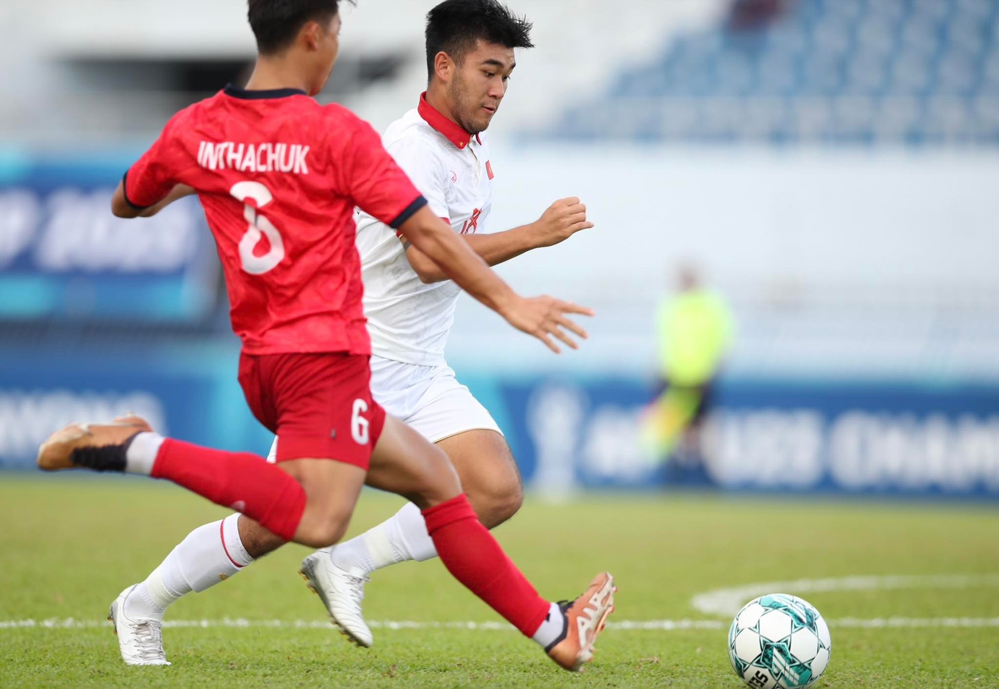 U23 Việt Nam thi đấu áp đảo U23 Lào ở hiệp 1. Ảnh: Lâm Thỏa