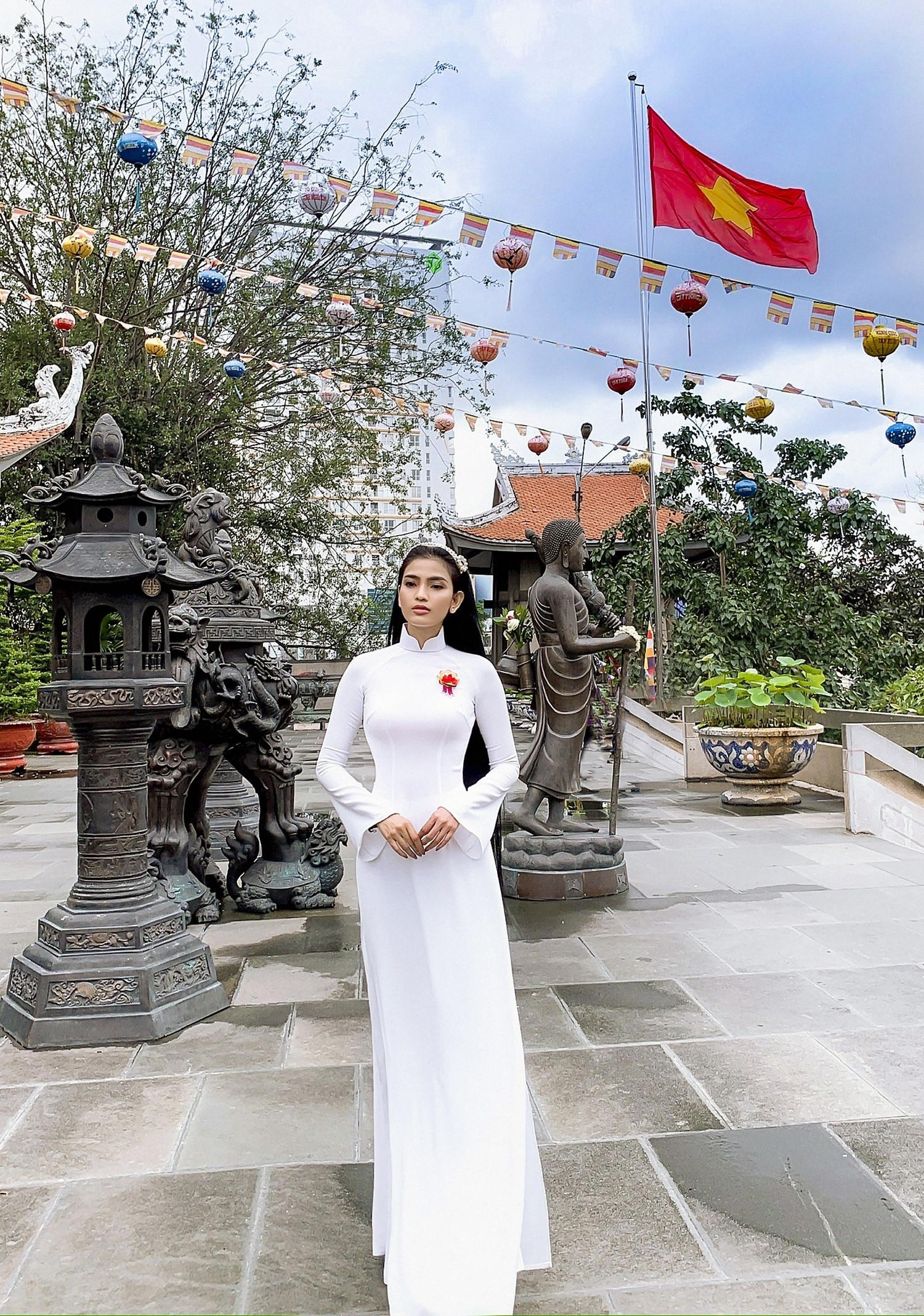 Ở tuổi 35, Trương Thị May đã có một sự nghiệp đồ sộ với các giải thưởng ở lĩnh vực thời trang, điện ảnh cũng như những giải thưởng danh giá ở lĩnh vực Phật giáo.