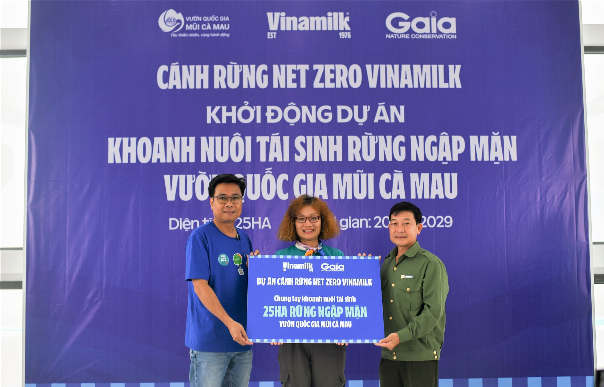 Ông Lê Hoàng Minh (bên trái) đại diện Vinamilk và bà Đỗ Thị Thanh Huyền đại diện Gaia trao tượng trưng bảng 25ha rừng ngập mặn thuộc dự án “Cánh rừng Net Zero Vinamilk” cho đại diện Vườn Quốc gia Mũi Cà Mau. Ảnh: Vinamilk