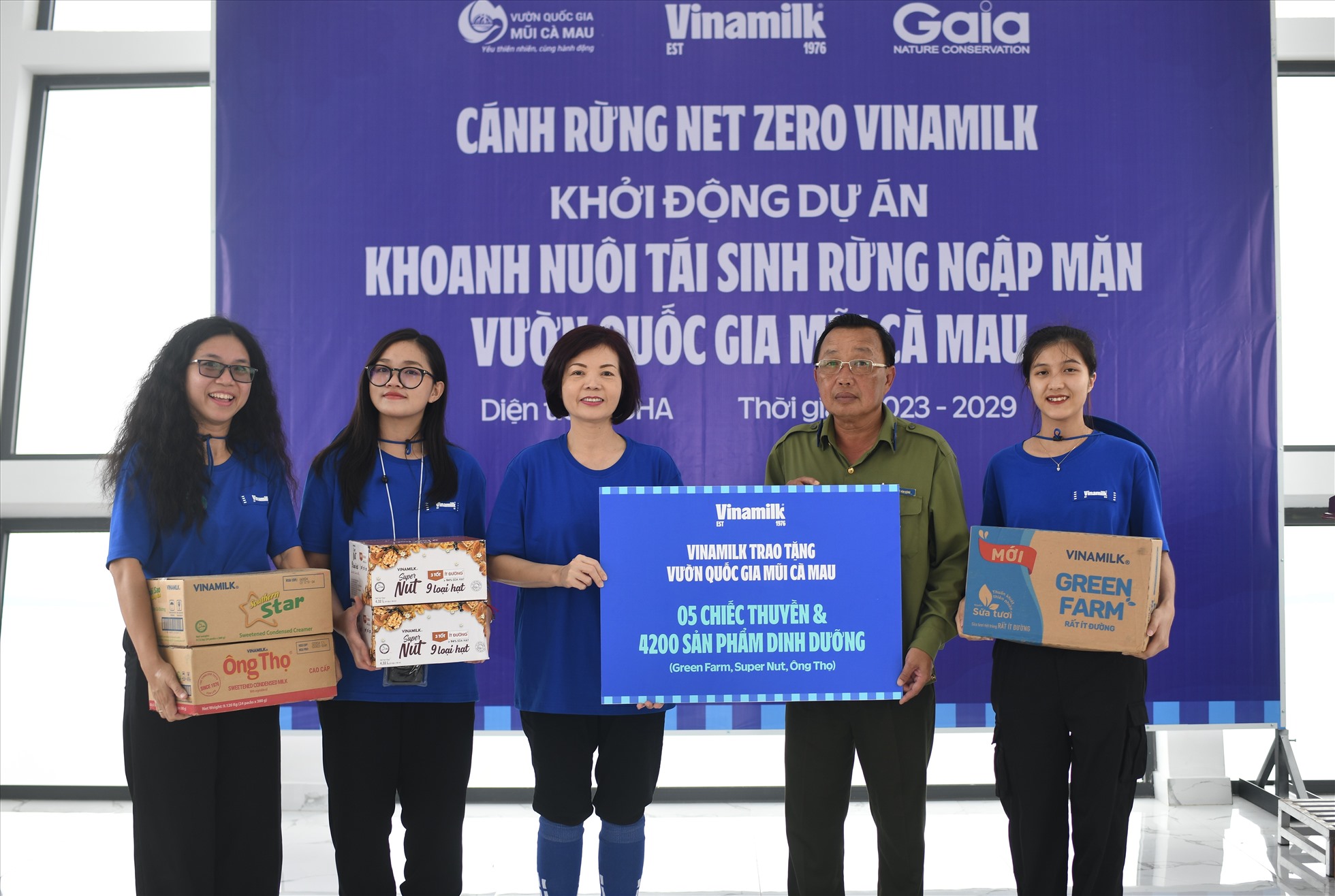 Bà Bùi Thị Hương (thứ ba từ trái qua), Giám đốc điều hành Vinamilk, đại diện trao tặng 05 chiếc thuyền và 4.200 sản phẩm dinh dưỡng cho đại diện Vườn quốc gia Mũi Cà Mau. Ảnh: Vinamilk