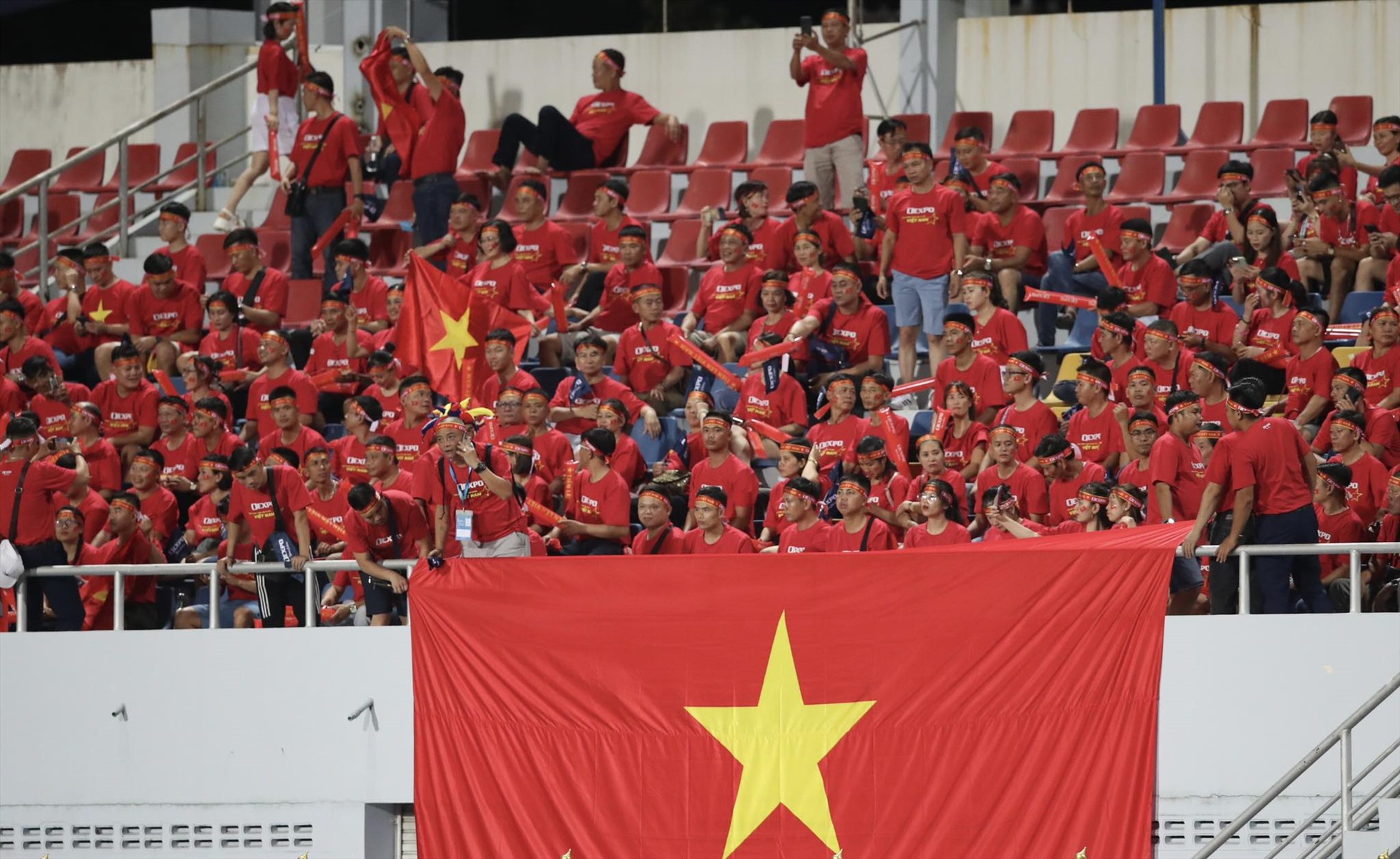 Cổ động viên cổ vũ cho U23 Việt Nam trên khán đài. Ảnh: Lâm Thoả