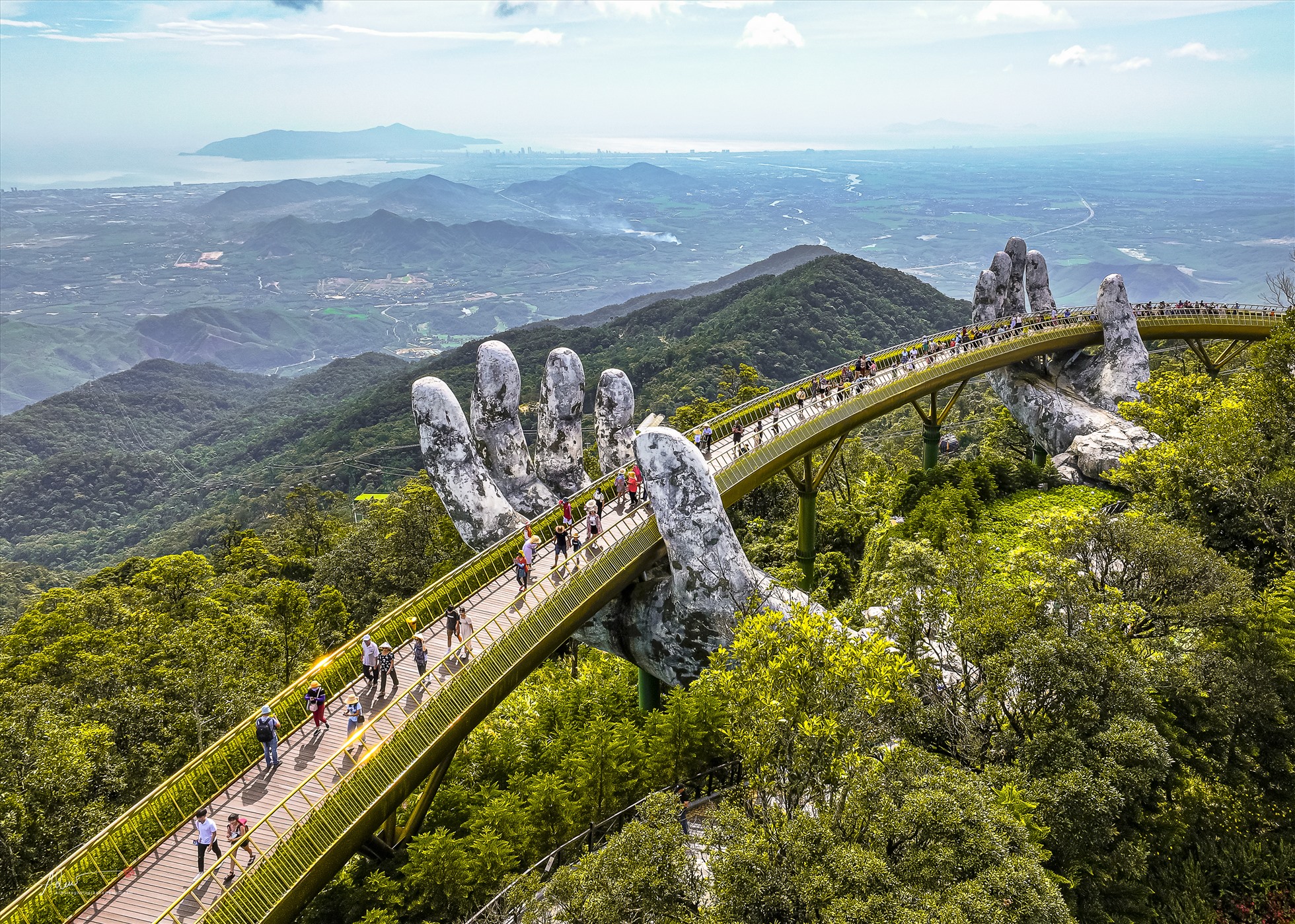 Cầu Vàng là điểm thu hút du khách tại Sun World Ba Na Hills. Ảnh: CLB Nhiếp ảnh Đà Nẵng