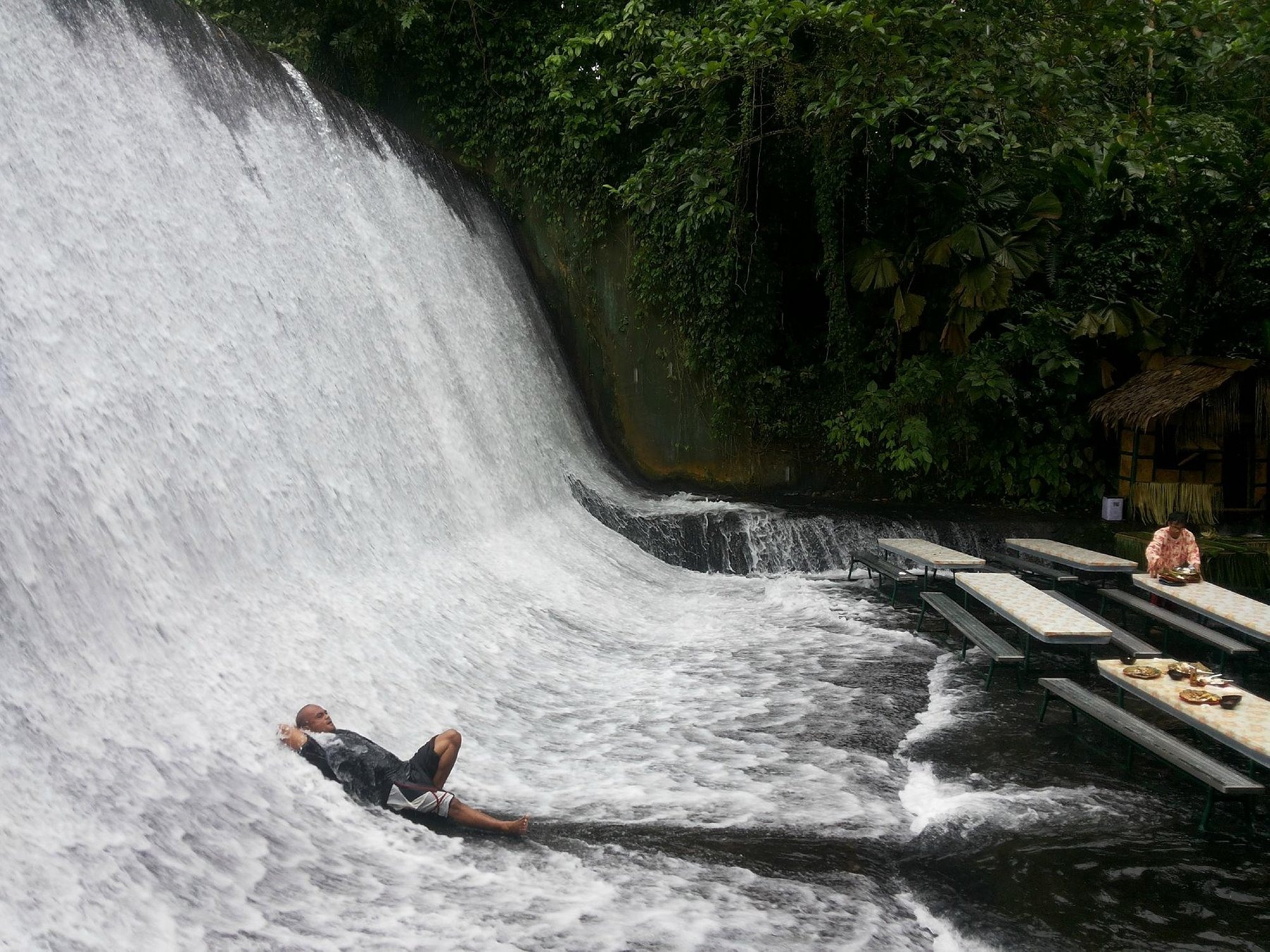 Thực khách có thể thư giãn dưới dòng thác khi dùng bữa. Ảnh: Tripadvisor