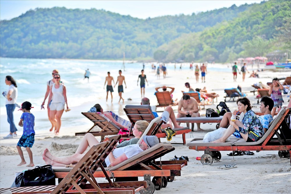 Du khách quốc tế chọn những bãi biển ở Phú Quốc làm điểm dừng chân, trải nghiệm không gian biển đảo và nghỉ ngơi, thư giãn. Ảnh: Thế Duy