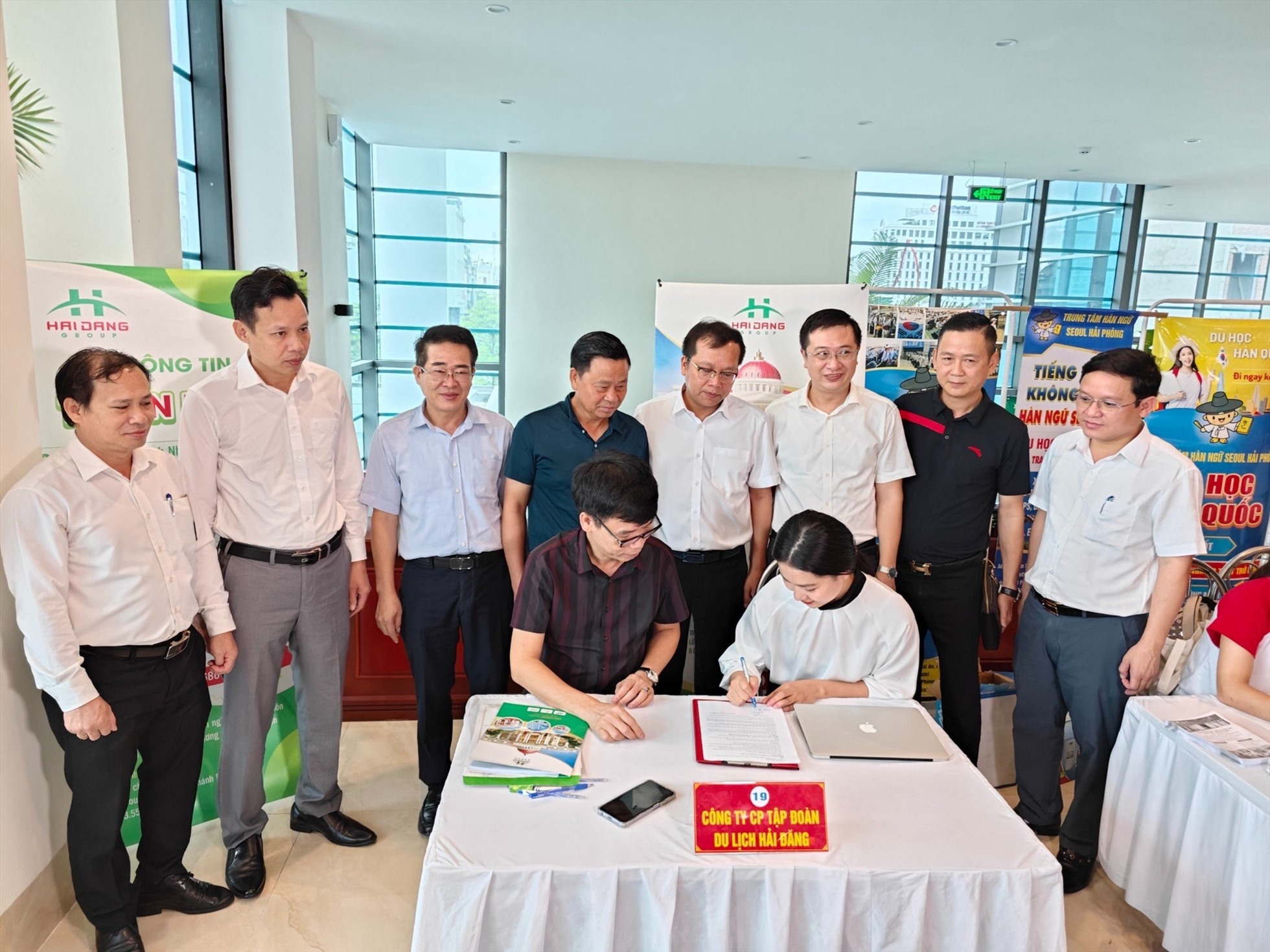 Lãnh đạo quận Ngô Quyền, Sở LĐTB&XH chứng kiến doanh nghiệp ký hợp đồng với người lao động tại phiên giao dịch. Ảnh: Cổng TTĐT quận Ngô Quyền