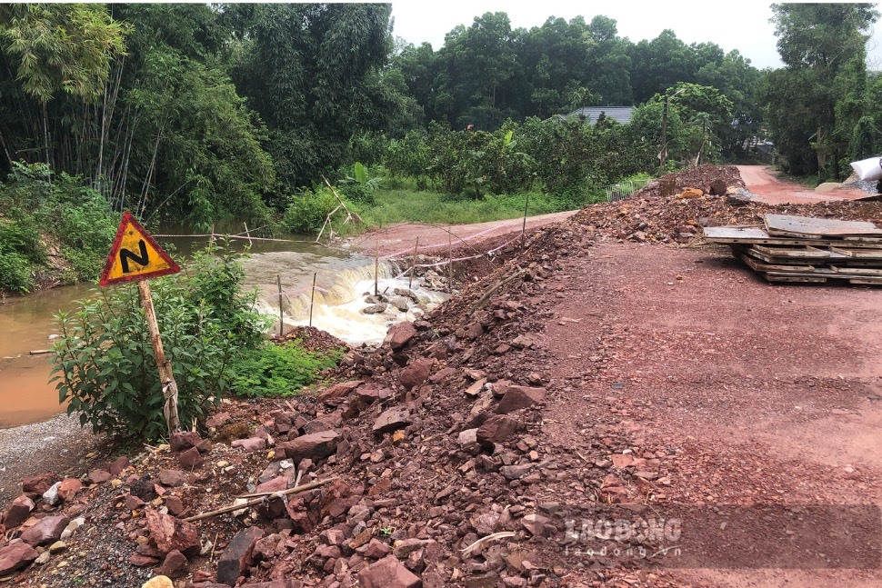 Ngày 31.8, trao đổi với PV, ông Ngô Quảng Bá - Trưởng phòng kinh tế TP Sông Công (chủ đầu tư dự án) thừa nhận về tình trạng chậm tiến độ tại dự án cầu tràn Chùa Thông. Nguyên nhân chậm trễ một phần là do yếu tố thời tiết, mưa kéo dài khiến việc thi công gặp khó khăn.