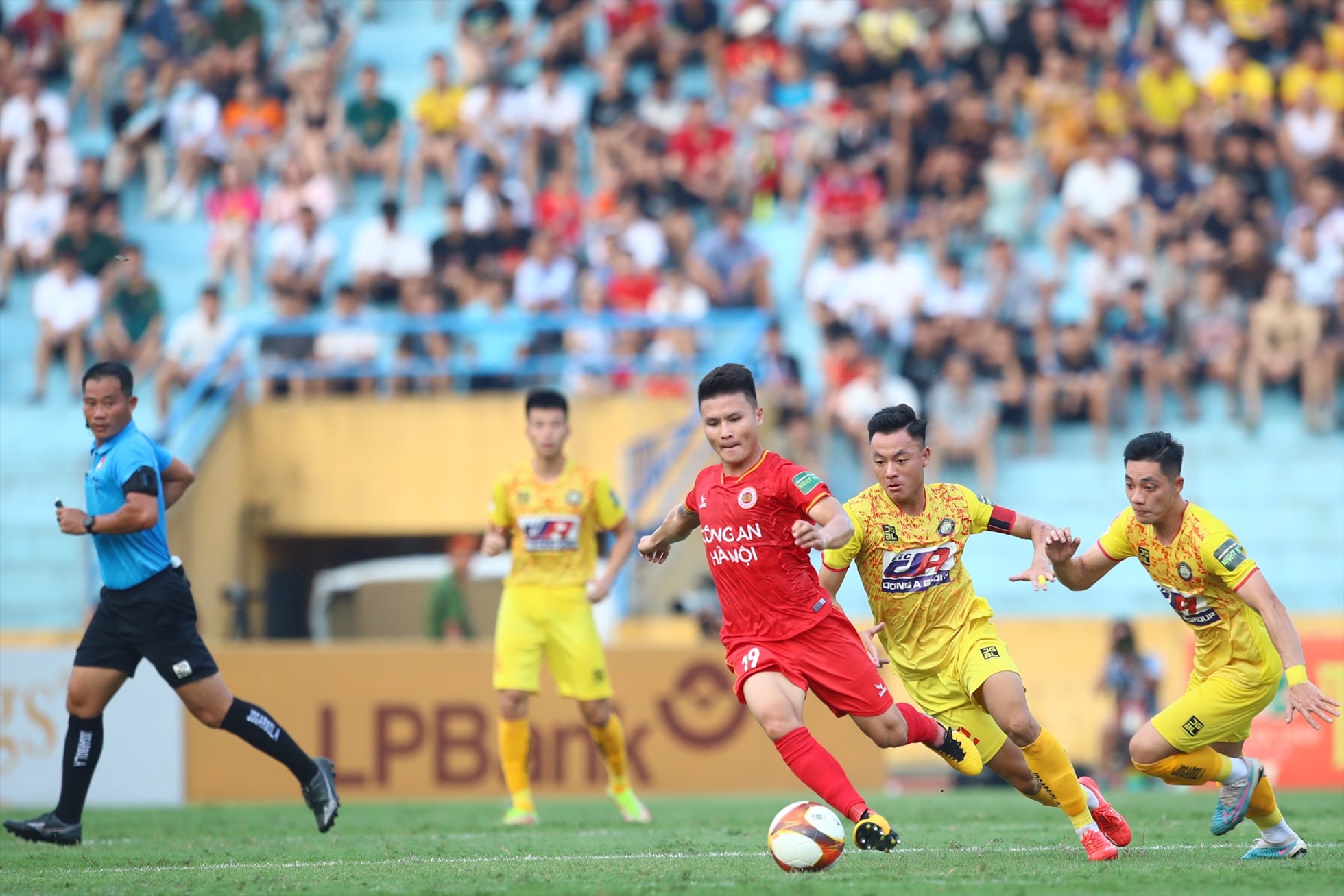 Công an Hà Nội dẫn trước Thanh Hoá 1-0. Ảnh: Xuân Trang