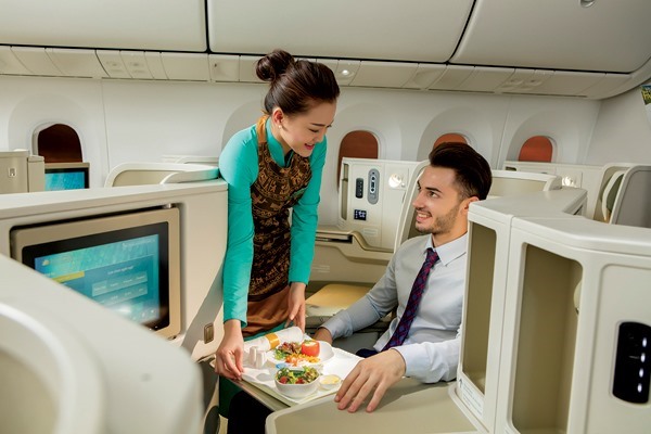 Hành khách trên khoang thương gia của Vietnam Airlines. Ảnh: VNA