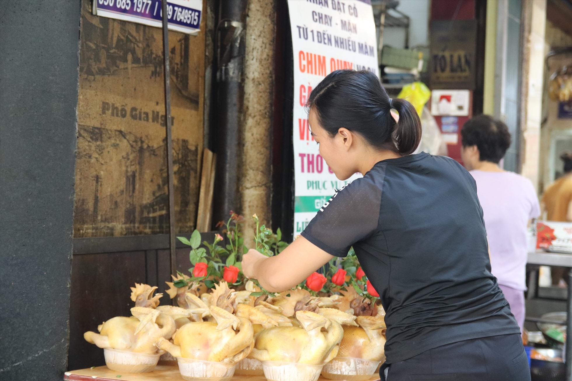 Sau khi luộc xong, nhân viên cắt tỉa hoa hồng để cắm vào gà cúng. “Mỗi bông hồng cắm vào gà đều được chọn lọc kỹ, đẹp nhất là có đủ hoa và lộc“, nhân viên cửa hàng chia sẻ.