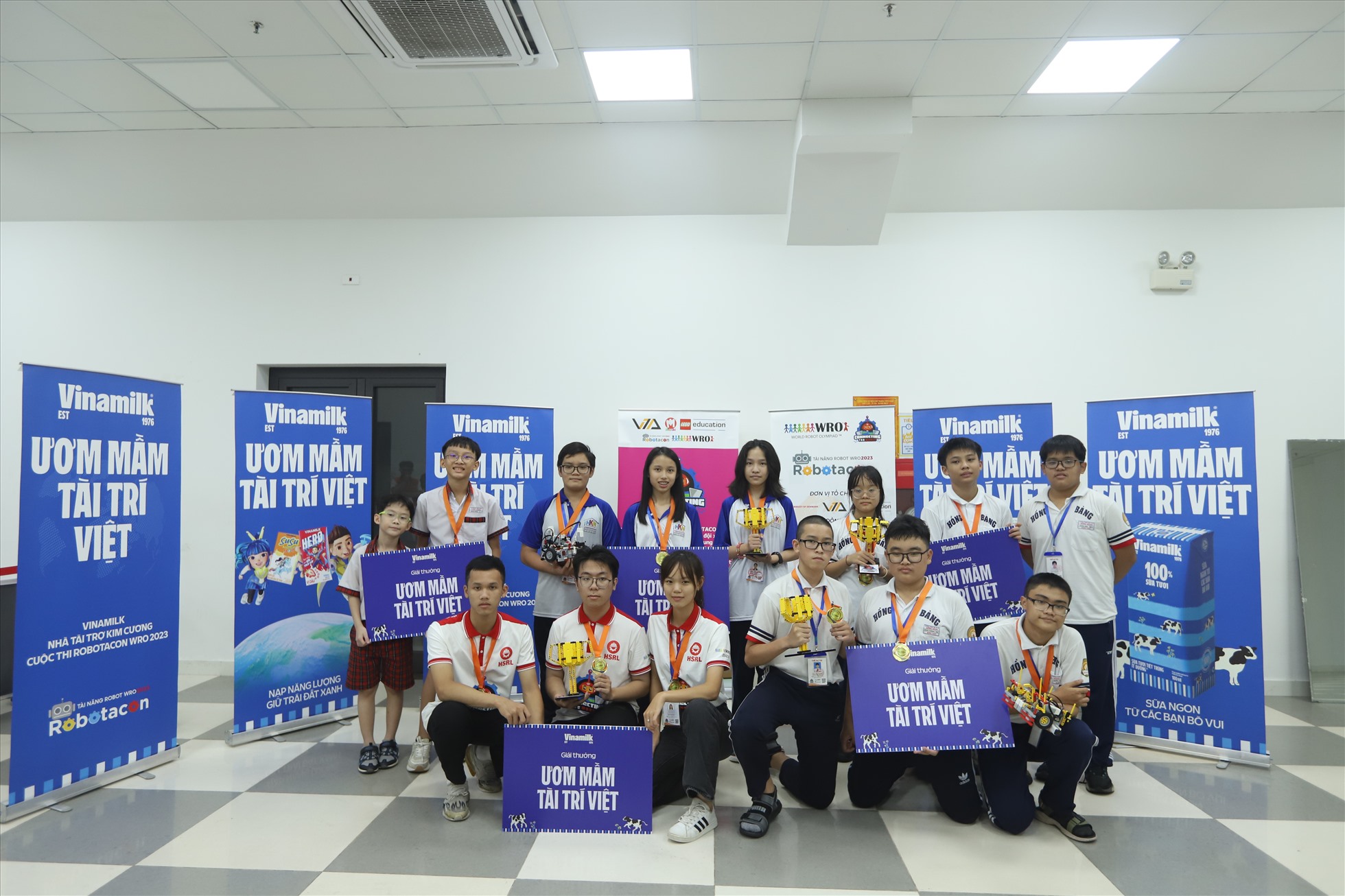 Các đội vô địch 5 bảng hào hứng nhận giải thưởng “Ươm mầm tài trí Việt” từ Vinamilk. Ảnh: Vinamilk