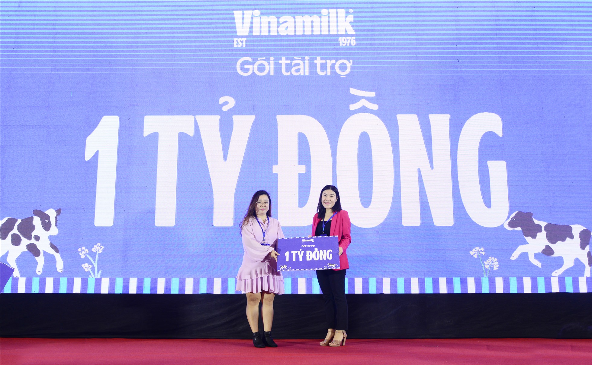 Đại diện Vinamilk trao bảng tài trợ 1 tỉ đồng cho ban tổ chức. Ảnh: Vinamilk