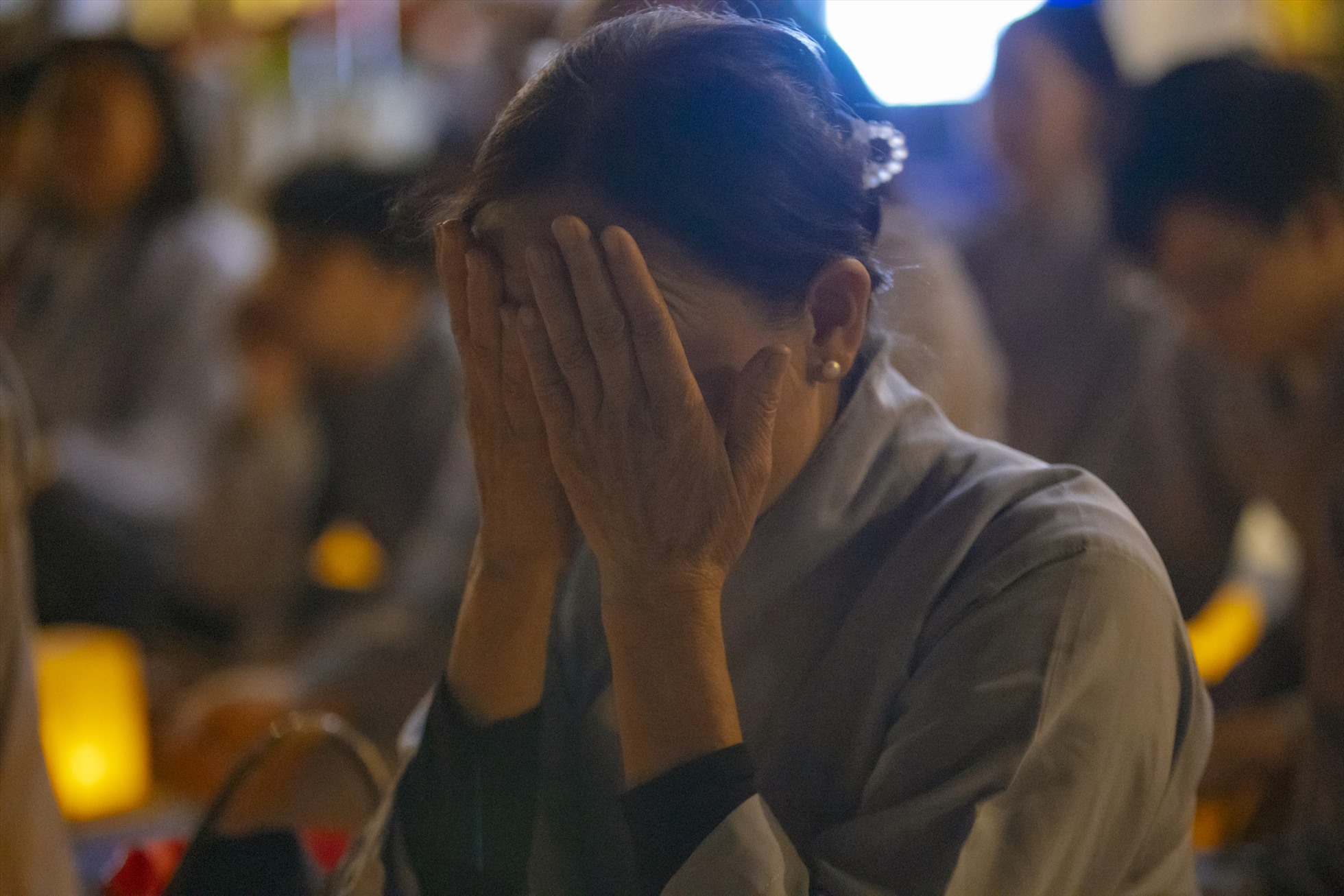 “Mỗi đêm mỗi thắp đèn trời. Cầu cho cha mẹ sống đời với con”, những câu thơ trong bài Cảm niệm Bông Hồng Cài Áo của sư thầy vang lên da diết, khơi nhắc trong mỗi người con ân tình sâu nặng mà cha mẹ dành cho từ khi còn trong bụng đến lớn thành người. Cũng vì con mà không có gian lao nào cha mẹ không trải qua, không đắng cay nào chưa từng nếm thử, chỉ nghĩ đến đó thôi cũng khiến nhiều người con không cầm được nước mắt.