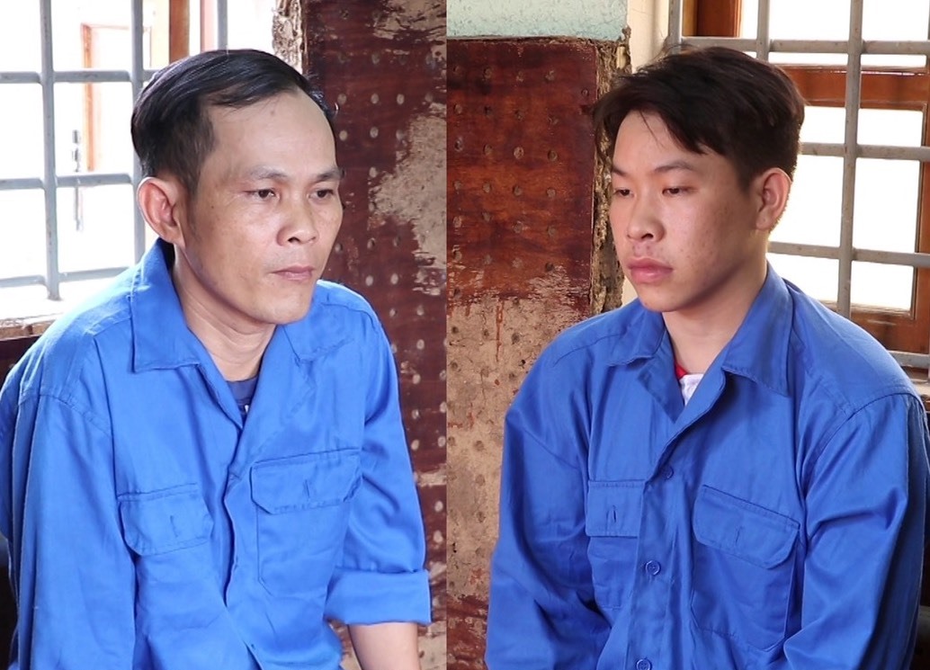 Bị can Nguyễn Đức Em (trái), Đỗ Xuân Tùng (phải), cùng số ma túy bị thu giữ. Ảnh: Hoàng Lộc.