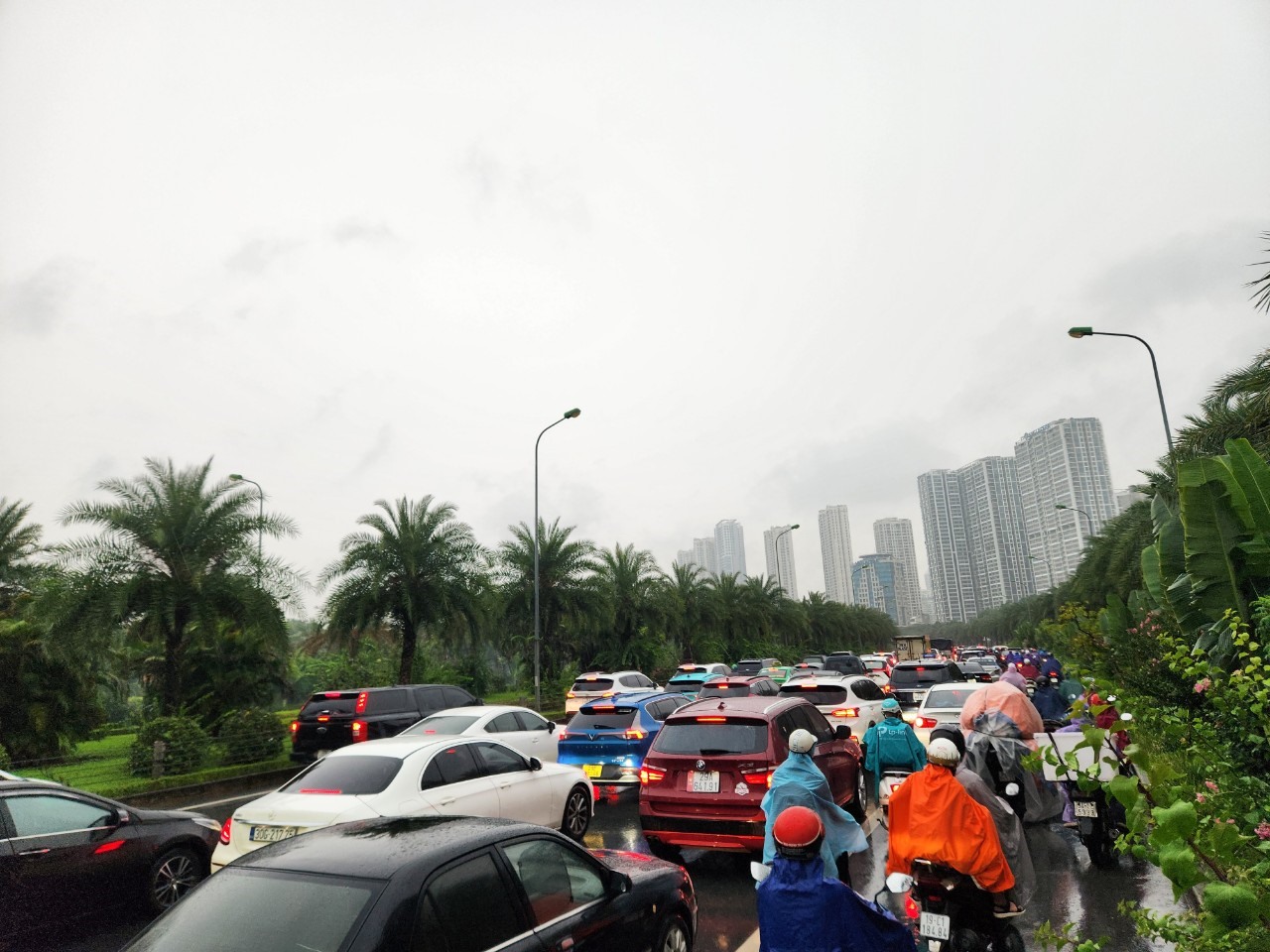 9h05 ngày 4.8, dù mưa đã ngớt, nhưng hầm chui Đại lộ Thăng Long vào Trần Duy Hưng vẫn ùn tắc, các phương tiện nhích từng chút một. Ảnh: Cao Nguyên