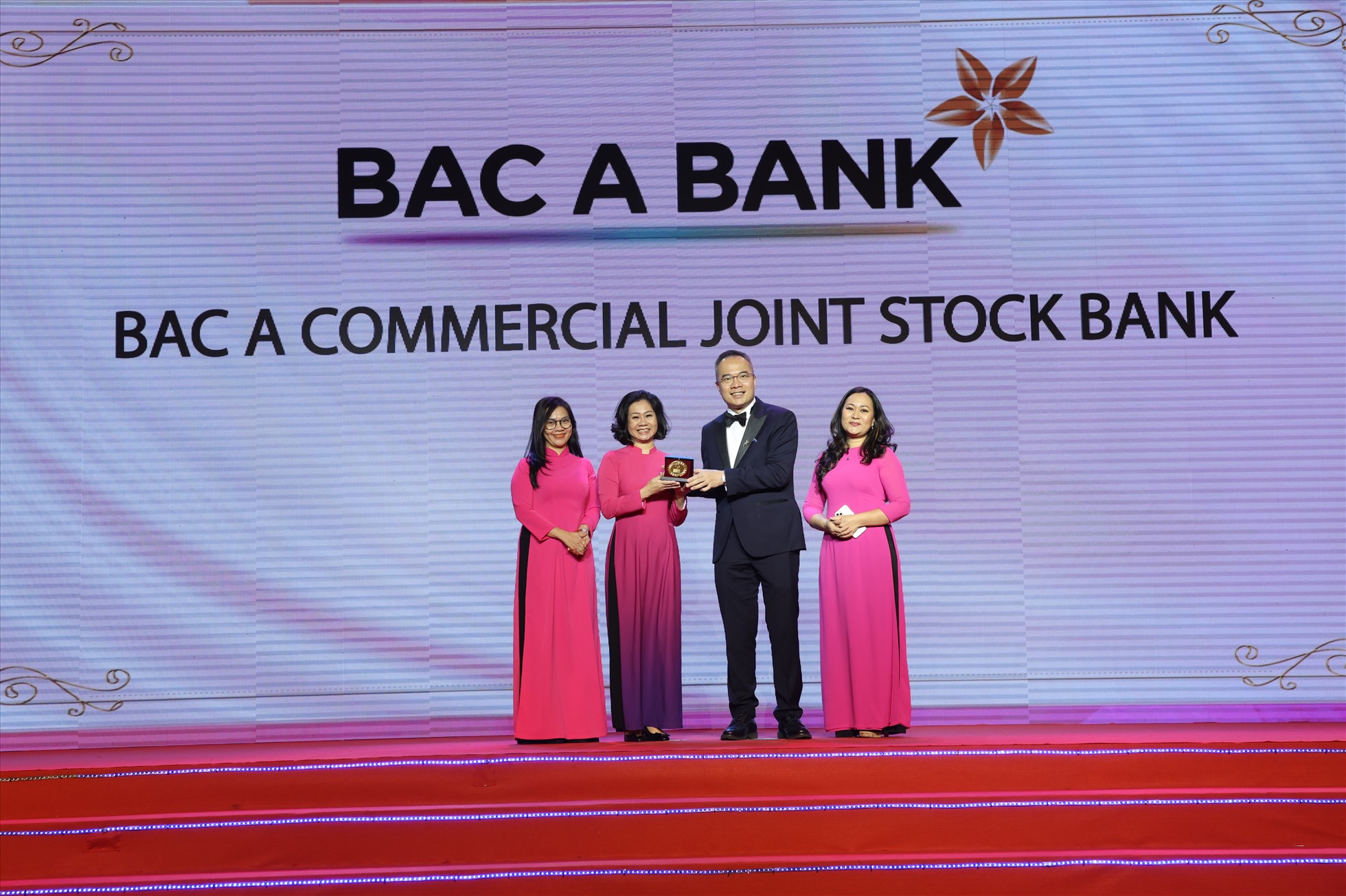 Với một trong năm giá trị cốt lõi “Vì Con người”, Bac A Bank đã vinh dự được công nhận là “Doanh nghiệp Quan tâm Chăm sóc Nhân viên tuyệt vời nhất”. Ảnh: Bac A Bank