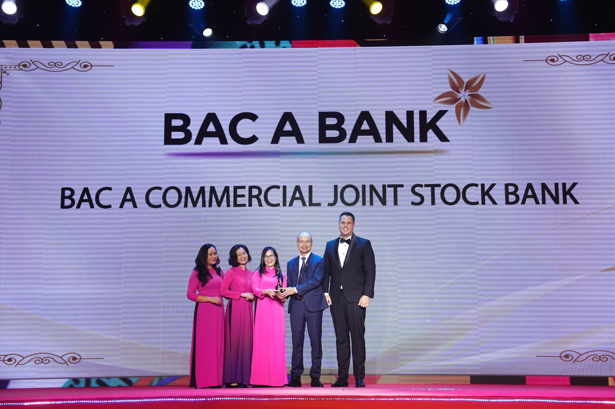 Ngân hàng TMCP Bắc Á (Bac A Bank) đã vinh dự giành giải thưởng “Nơi làm việc tốt nhất Châu Á 2023” từ Giải thưởng danh tiếng về quản trị nhân sự HR Asia Award. Ảnh: Bac A Bank