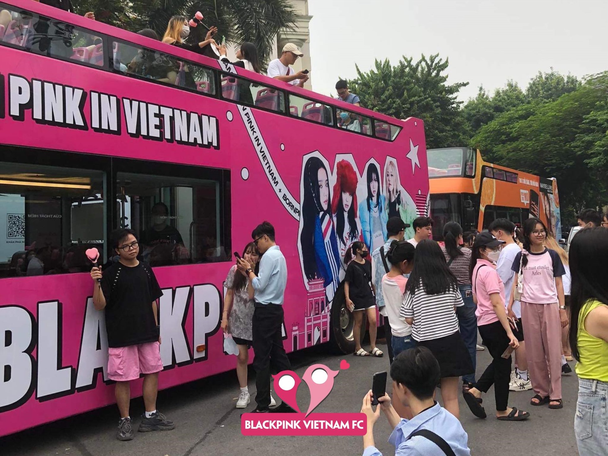 Fan chụp ảnh trước xe buýt 2 tầng màu hồng in thông điệp chào đón Blackpink tại Hà Nội ngày 28.7. Ảnh: Blackpink Vietnam FC