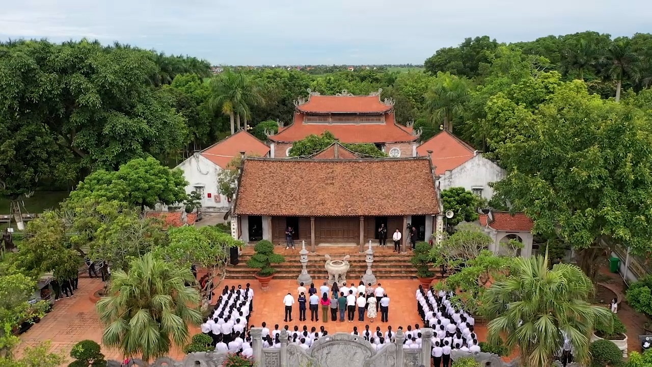 Đại biểu và khách mời nghe Chúc văn ôn lại công tích của Trạng trình Nguyễn Bỉnh Khiêm trong buổi dâng hương. Ảnh: Tiền Phong