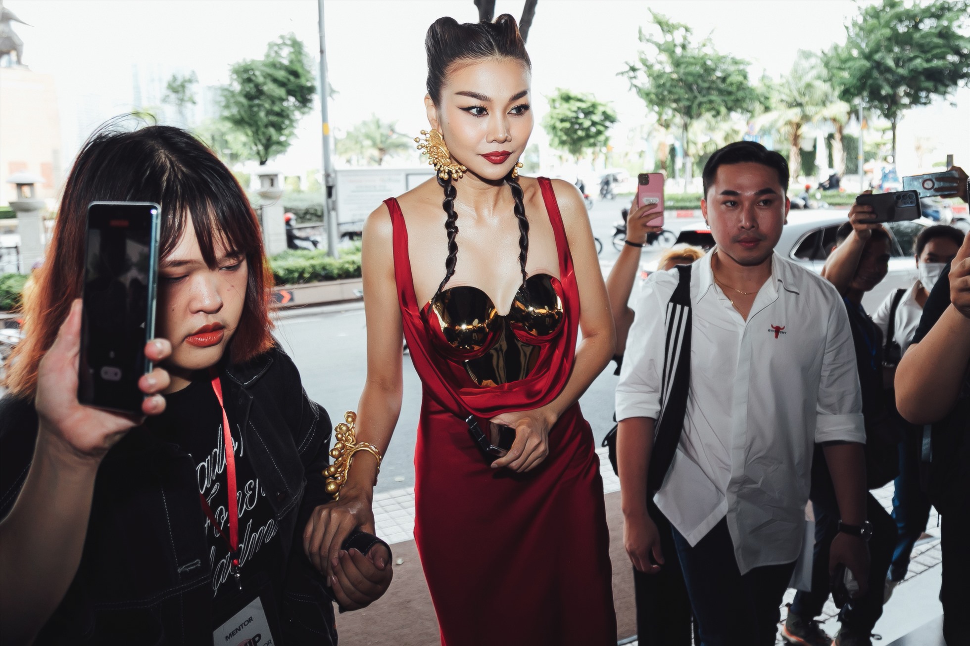 Trong bộ ảnh mới, Thanh Hằng trông cá tính khi diện bộ váy của thương hiệu CEM (Lê Minh Ngọc) kết hợp corset của Van Anh Scarlet by Đỗ Vân Trí, và phụ kiện từ Trần Quốc Dũng.