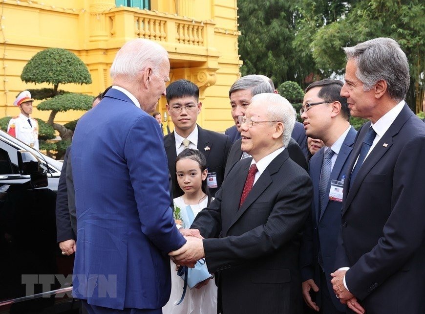 Tổng Bí thư Nguyễn Phú Trọng bắt tay Tổng thống Joe Biden. Ảnh: TTXVN