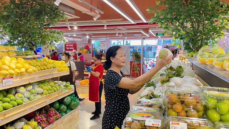 Người tiêu dùng mua sắm trái cây, rau củ tươi tại siêu thị WinMart. Ảnh: WinCommerce