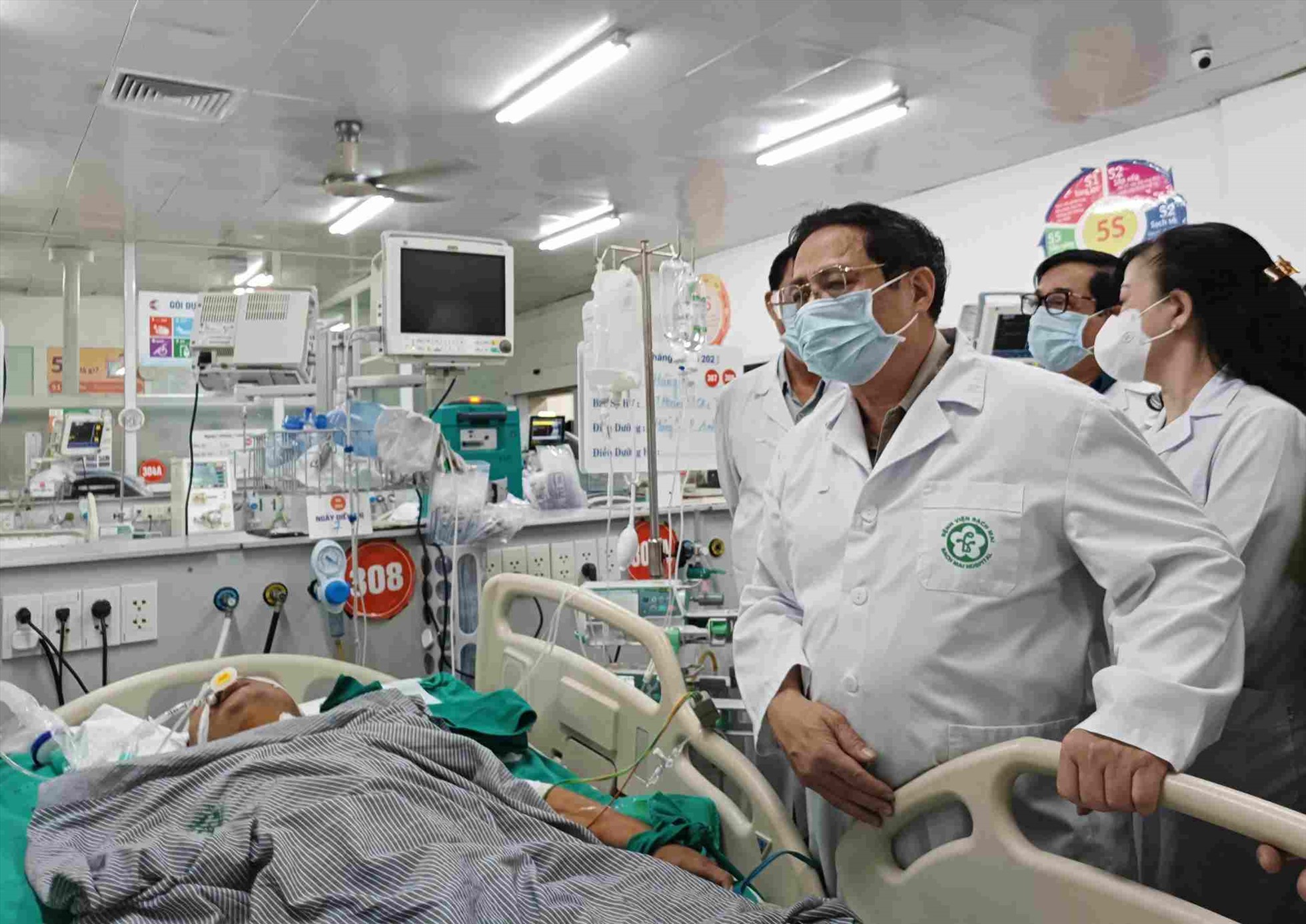 Thủ tướng Phạm Minh Chính thăm hỏi nạn nhận vụ cháy chung cư mini Khương Hạ, hiện đang được điều trị tại Bệnh viện Bạch Mai. Ảnh: Lan Nhi