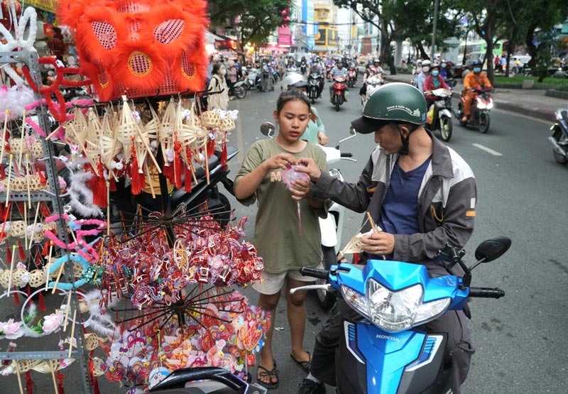 Ghi nhận của Lao Động, chiều ngày 13.9, tại đường Hải Thượng Lãn Ông (Quận 5) - nơi được xem là địa điểm bán đồ trang trí Trung thu lớn nhất TPHCM luôn tấp nập người tới mua sắm.