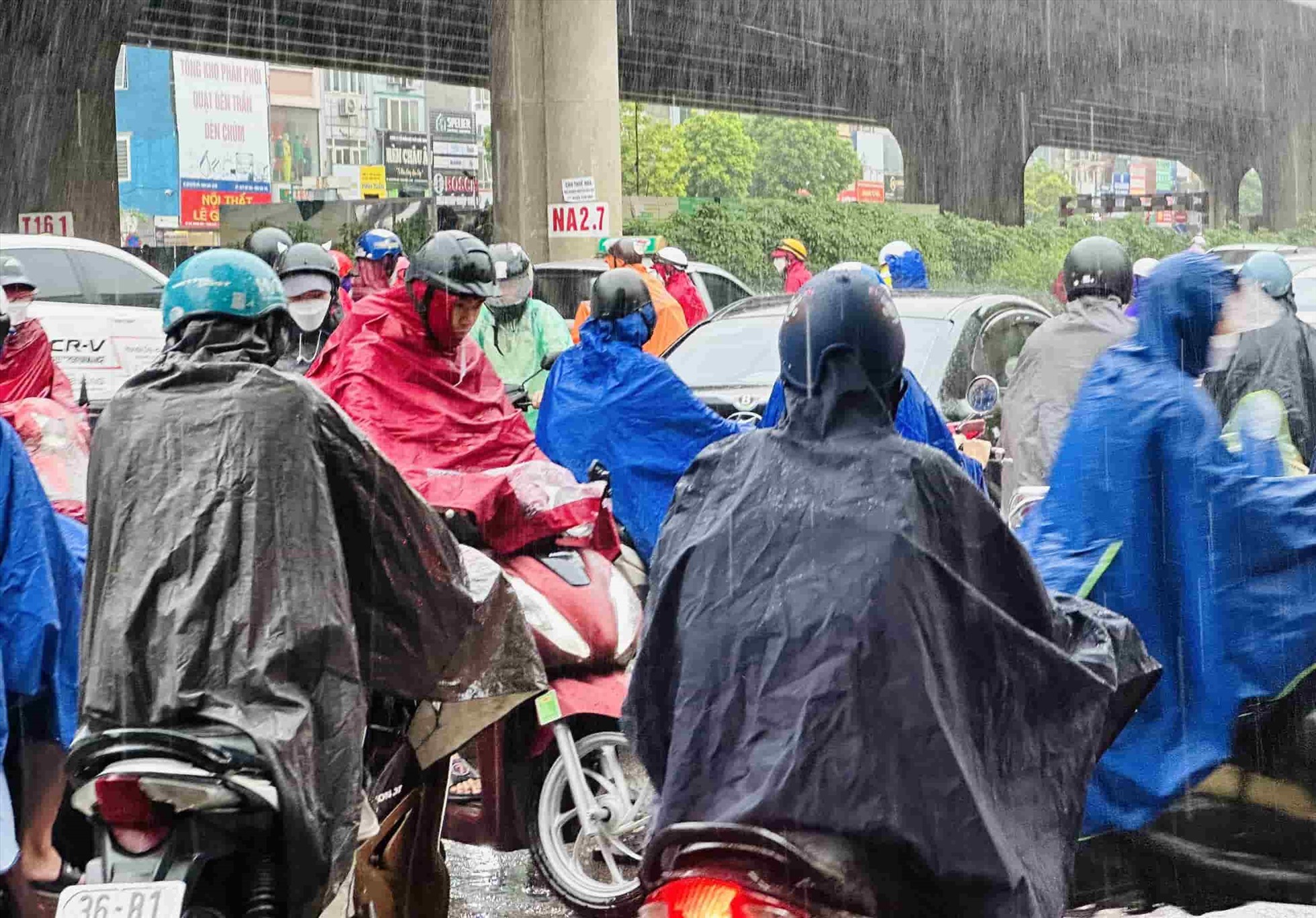 Ghi nhận tại đường Nguyễn Xiển (Thanh Xuân), thời điểm 8h30, ùn tắc kéo dài gần 1km. Mưa lớn khiến việc di chuyển của người dân thêm khó khăn. Nhiều người dân phải di chuyển lên vỉa hè. Với nhiều người, đây là nỗi ám ảnh mỗi khi trời mưa lớn