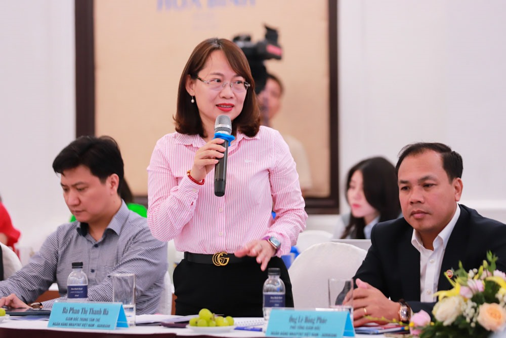 Bà Phan Thị Thanh Hà - Giám đốc TT Thẻ Agribank trả lời câu hỏi của chủ toạ hội thảo.