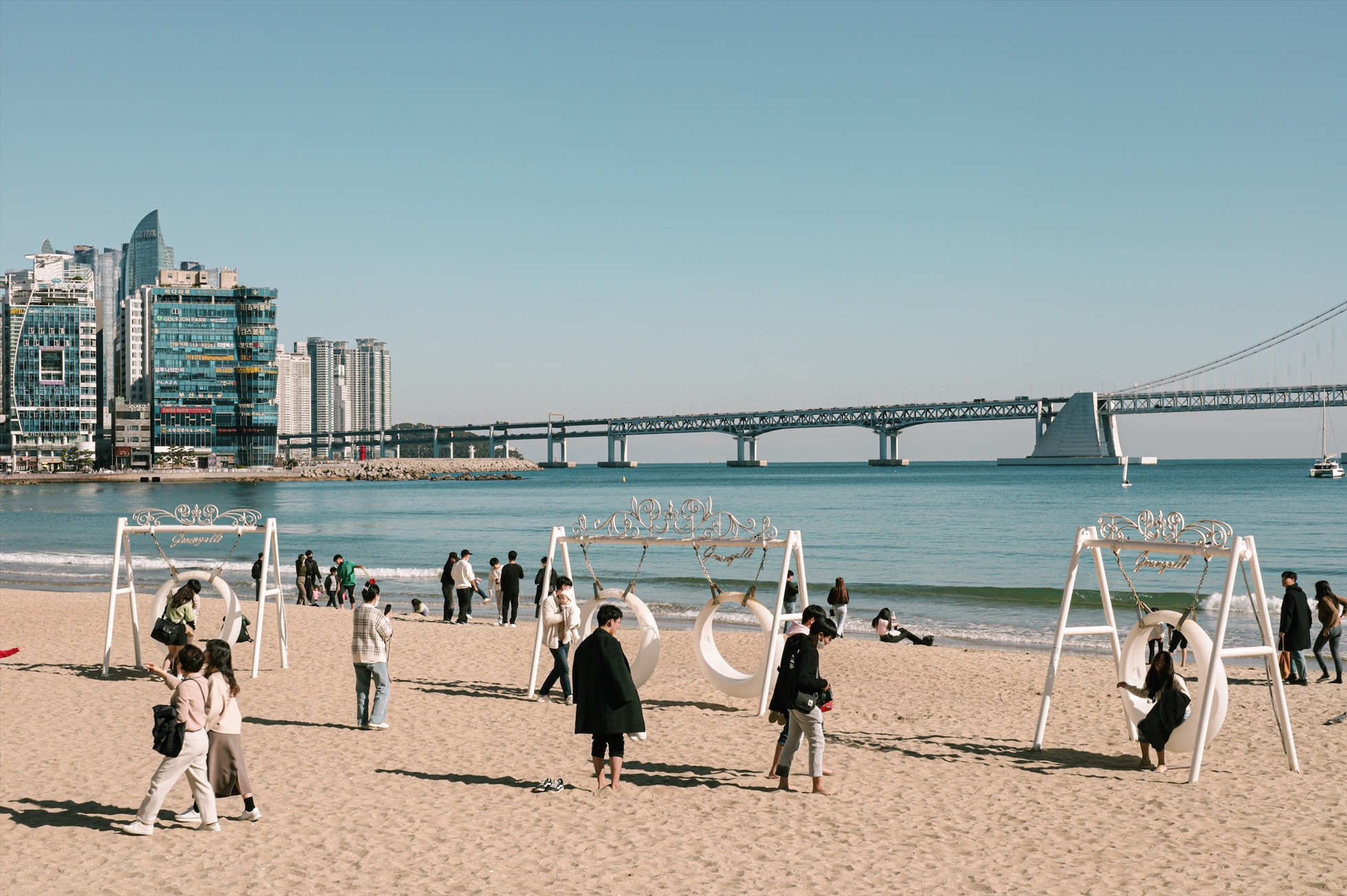 Người dân và khách du lịch dạo chơi trên bờ biển ở Busan. Ảnh: Unsplash